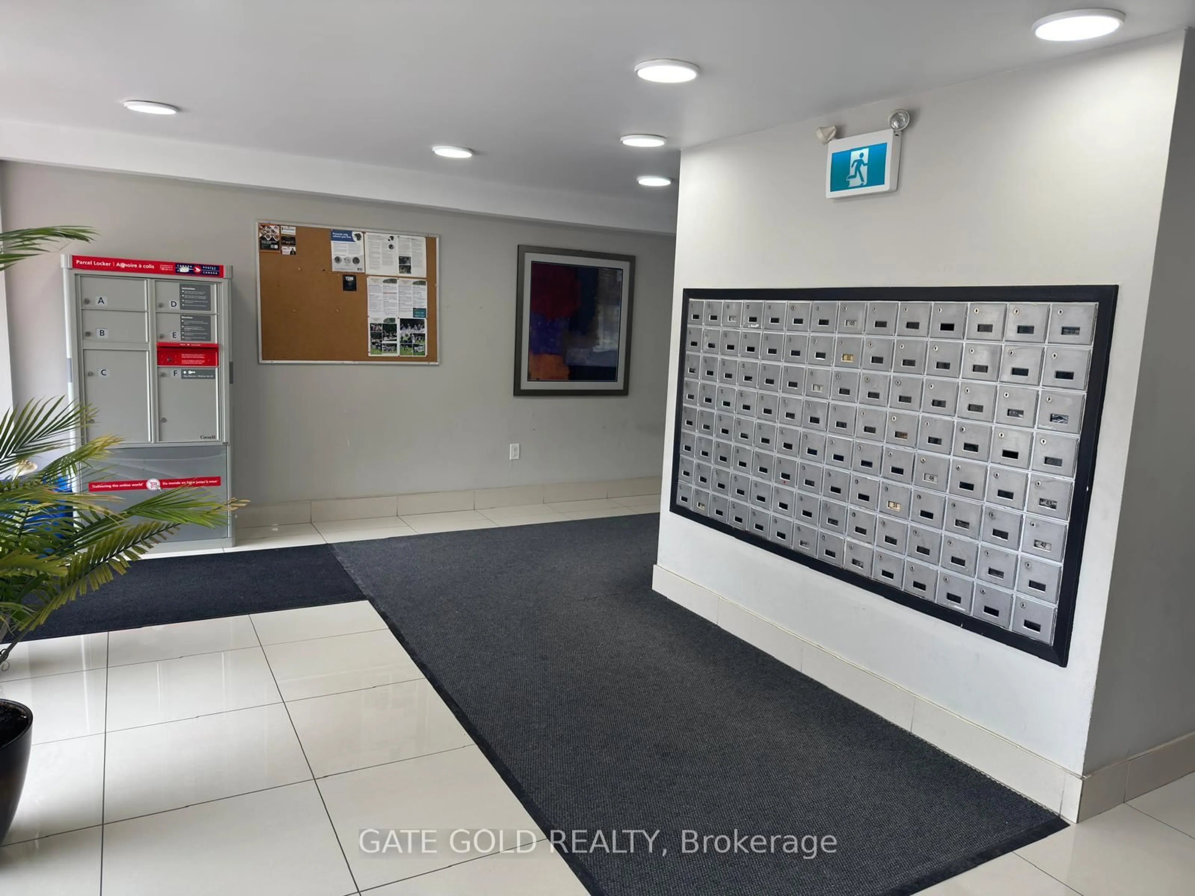 Indoor foyer for 1624 Bloor St #17, Mississauga Ontario L4X 2S2