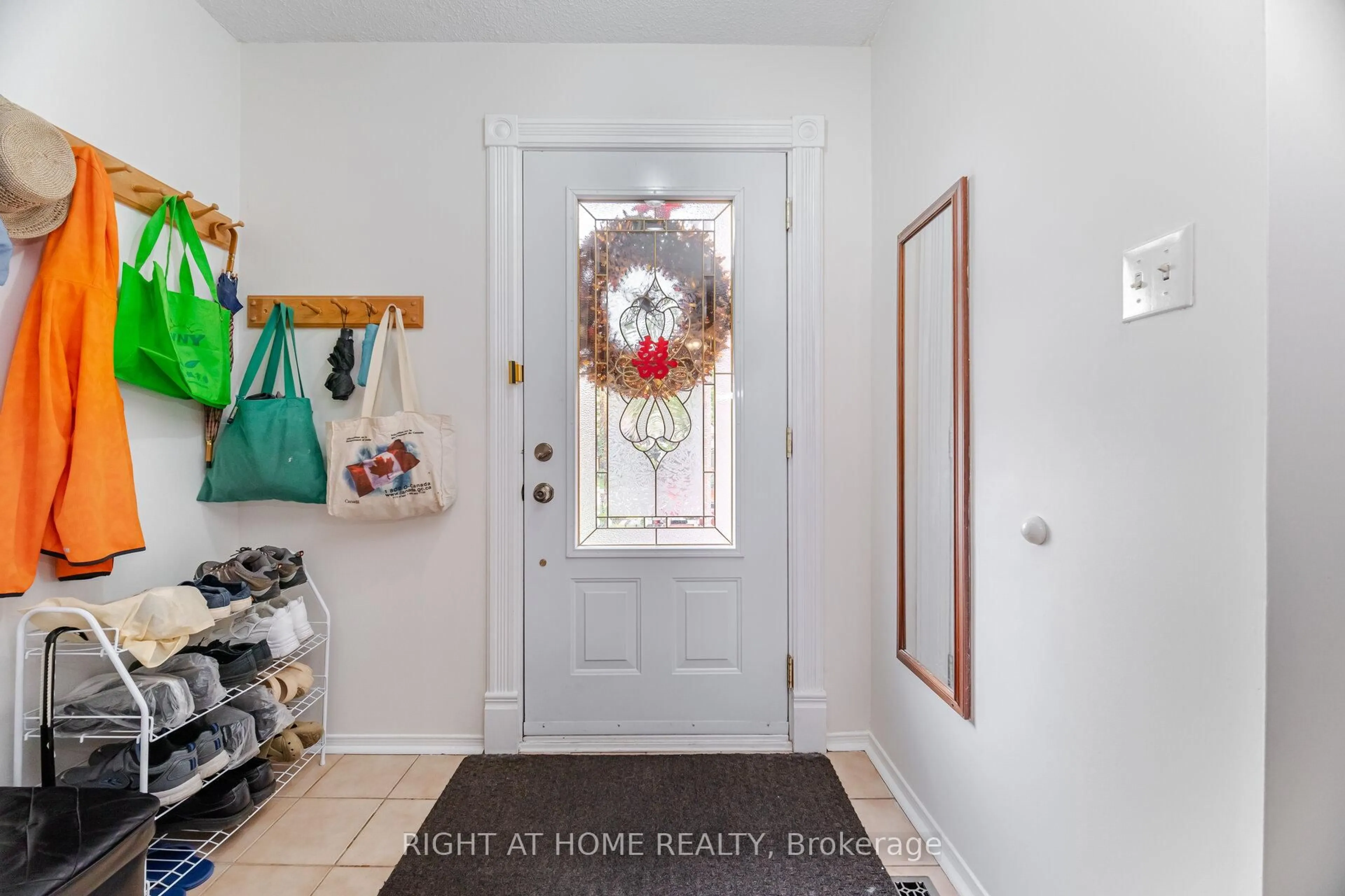 Indoor entryway for 5253 Palomar Cres, Mississauga Ontario L5R 2W8
