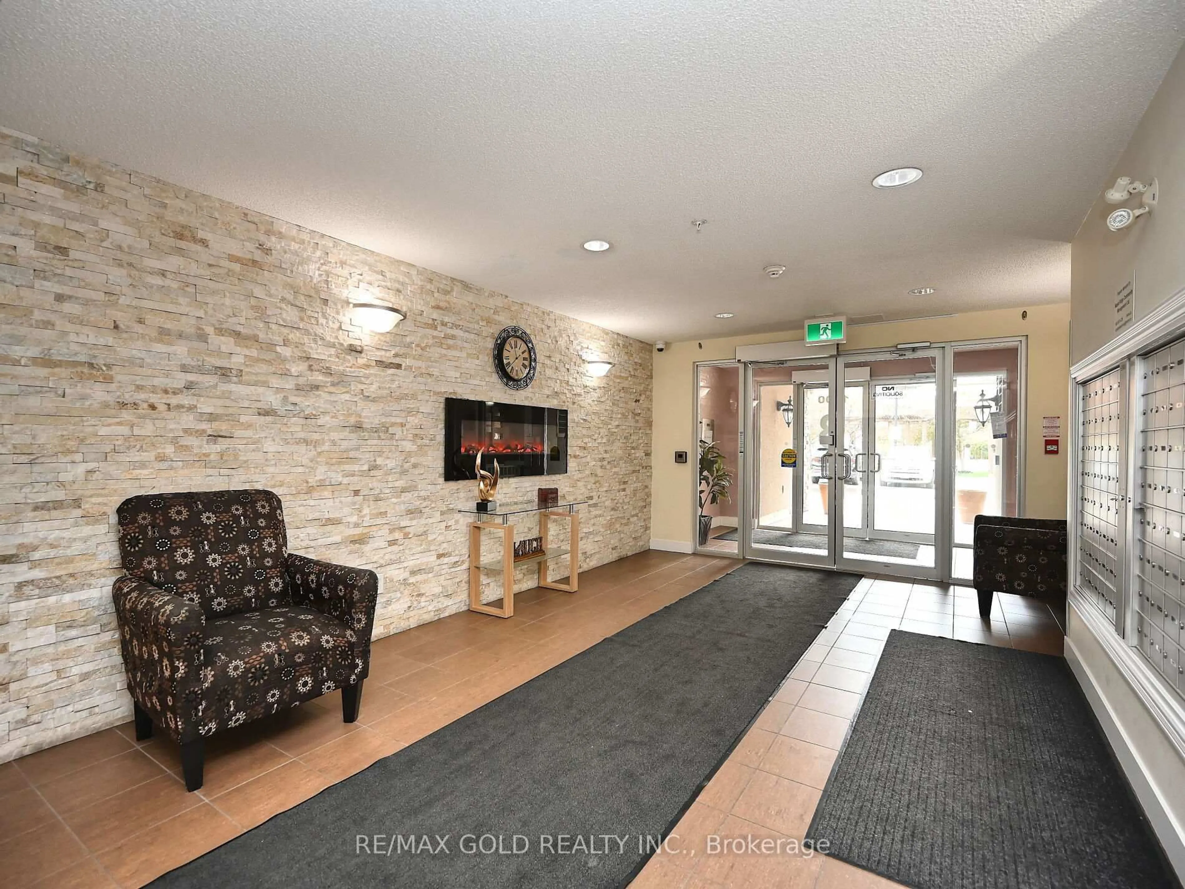 Indoor foyer for 8 Dayspring Circ #1420, Brampton Ontario L6P 2Z7