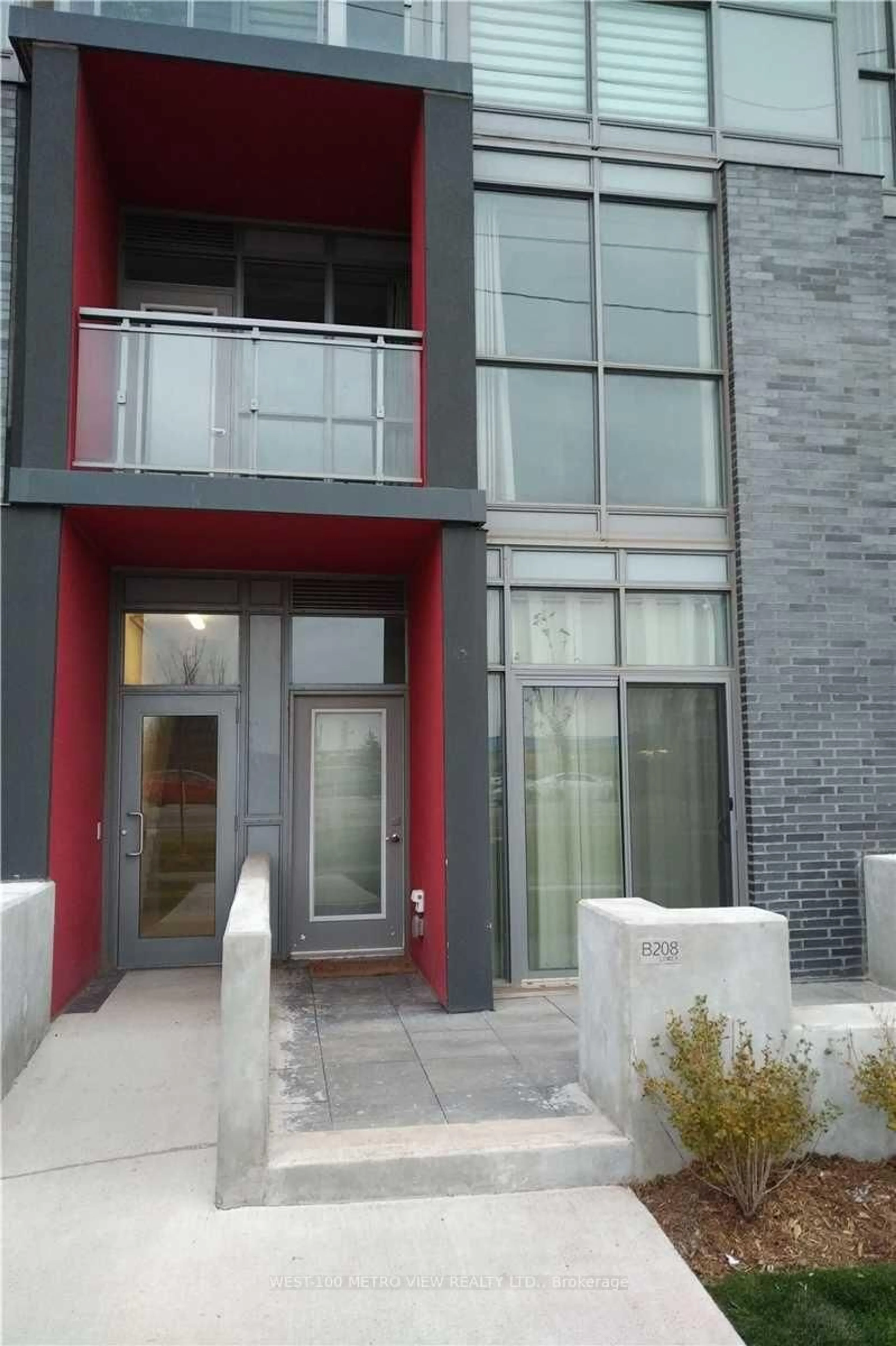 Indoor foyer for 5240 Dundas St #B208, Burlington Ontario L7R 3X4