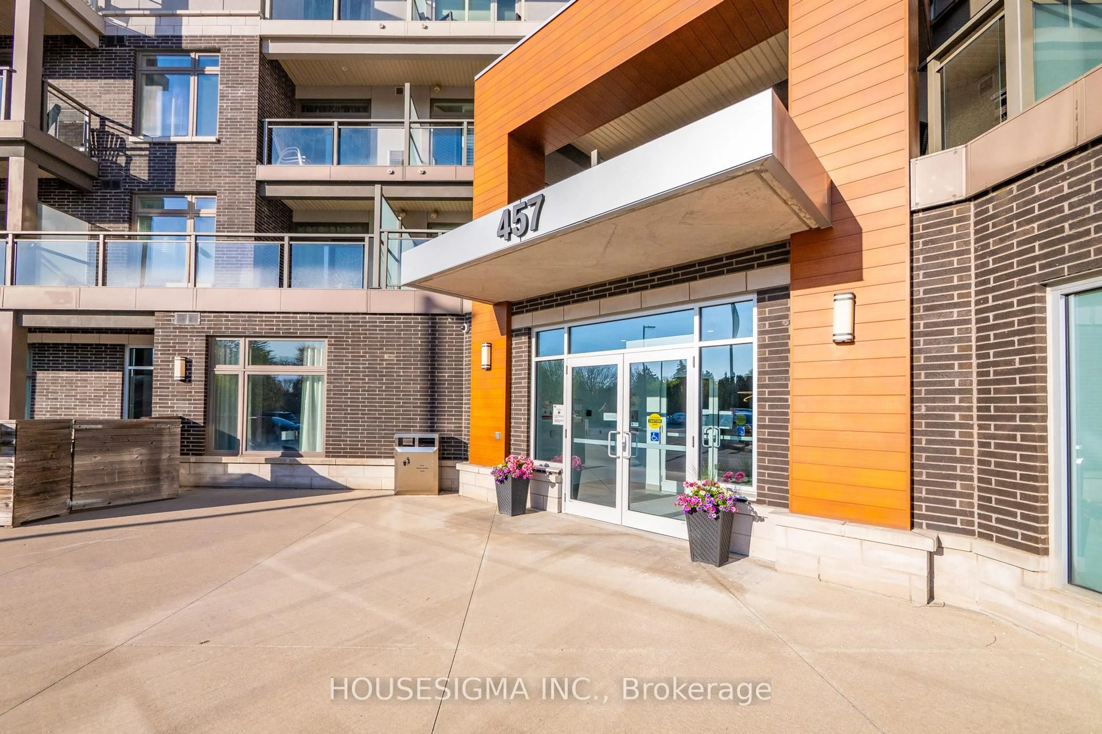 Indoor foyer for 457 Plains Rd #322, Burlington Ontario L7T 0B8