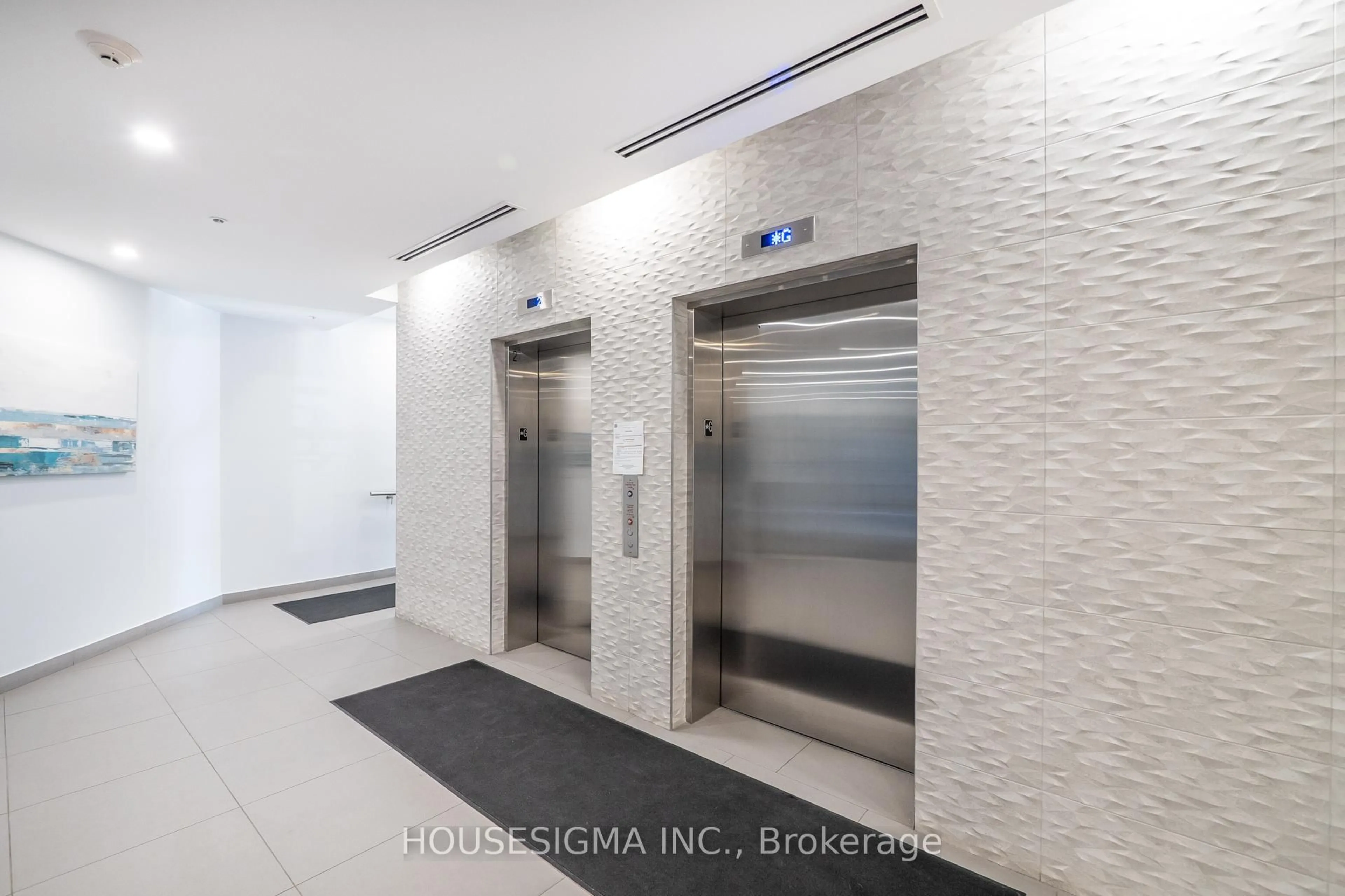 Indoor foyer for 457 Plains Rd #322, Burlington Ontario L7T 0B8