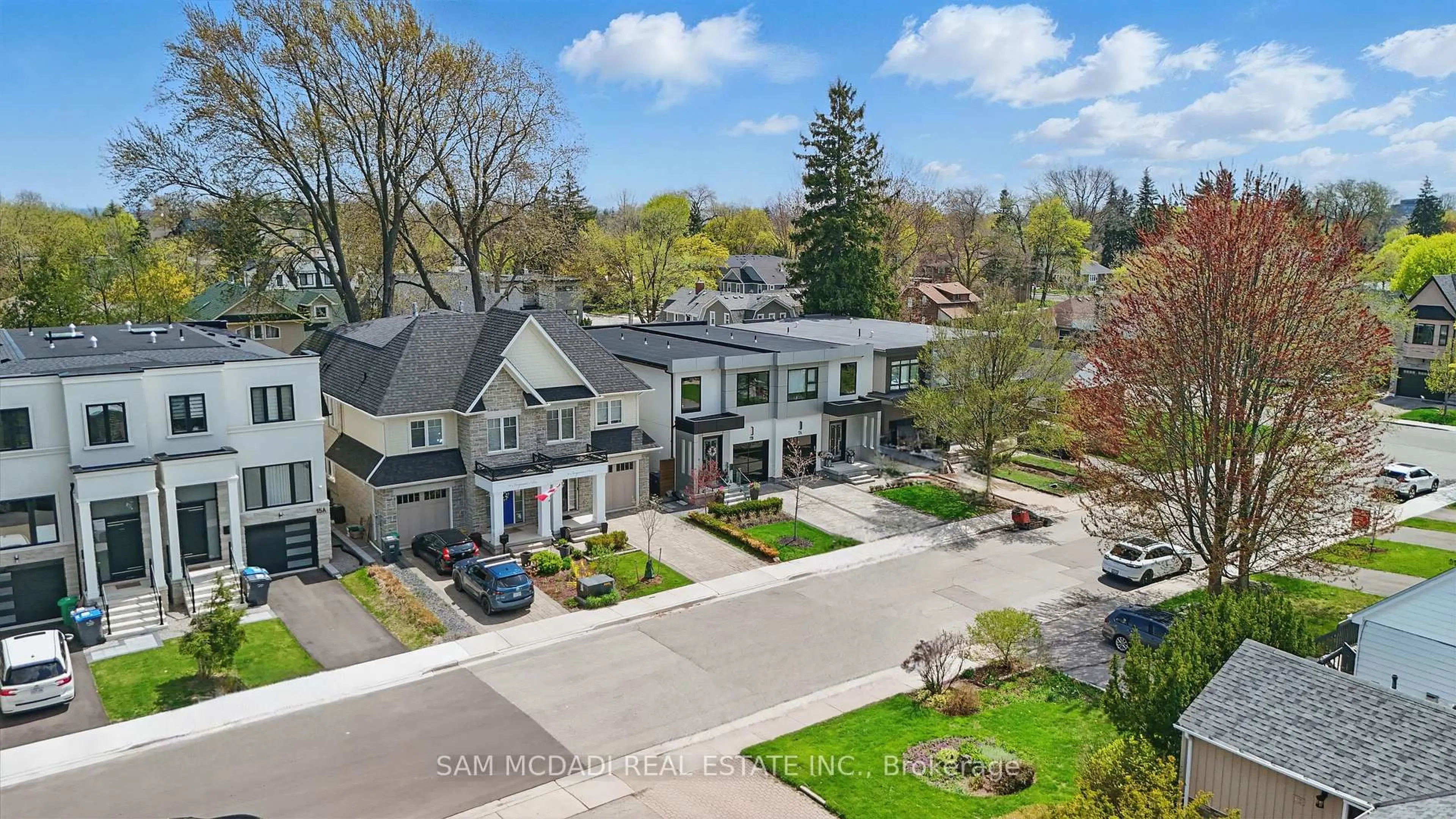 A pic from outside/outdoor area/front of a property/back of a property/a pic from drone, street for 7B Iroquois Ave, Mississauga Ontario L5G 1M7
