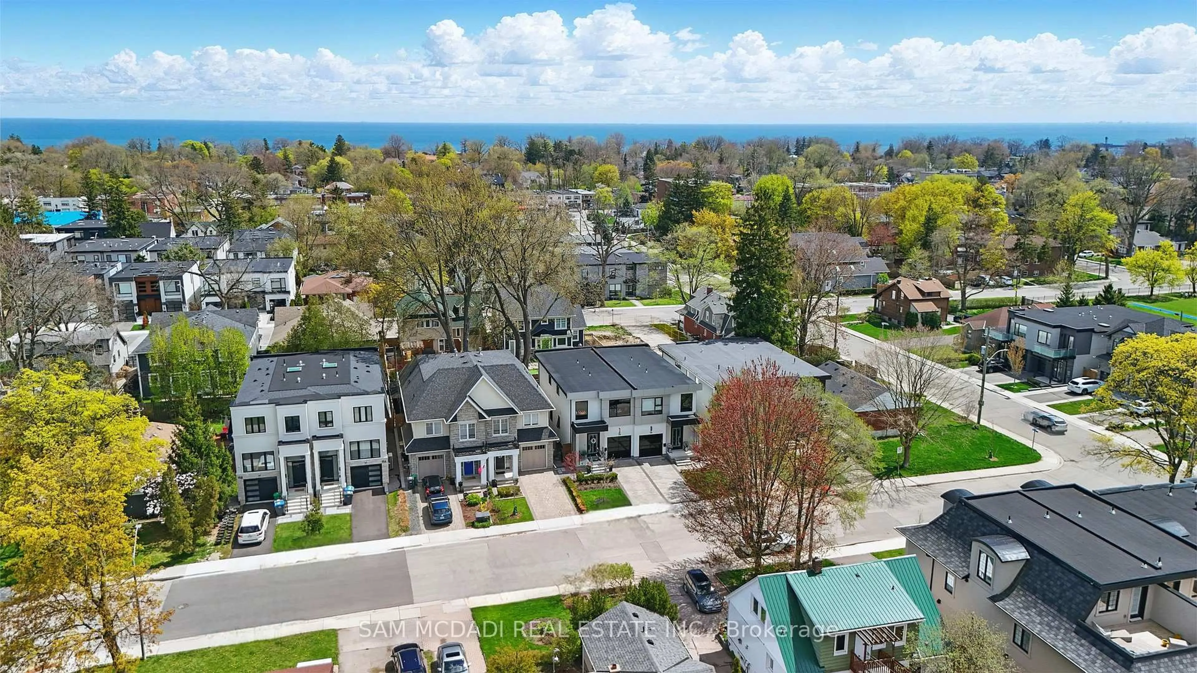 A pic from outside/outdoor area/front of a property/back of a property/a pic from drone, street for 7B Iroquois Ave, Mississauga Ontario L5G 1M7