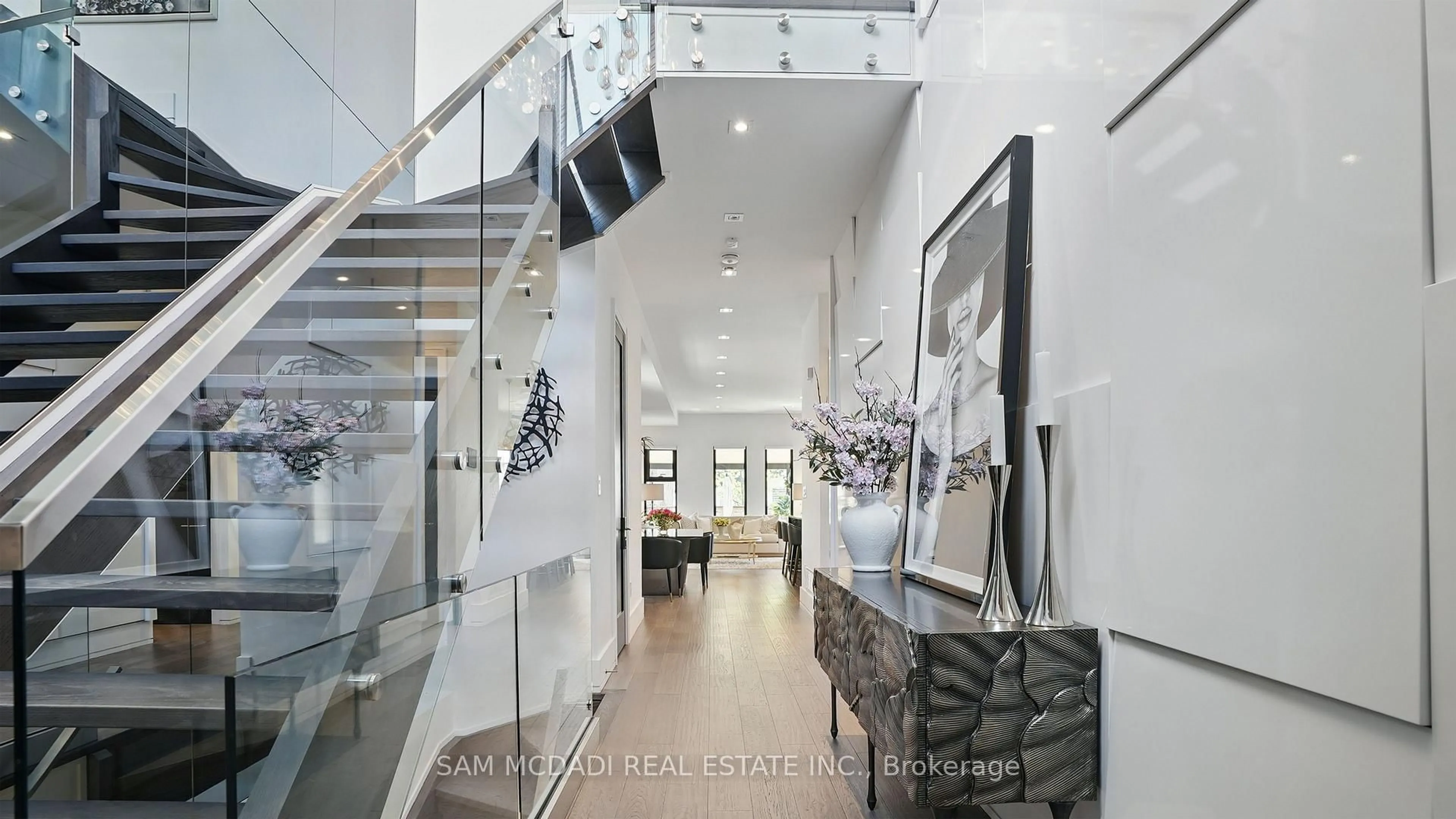 Indoor foyer for 7B Iroquois Ave, Mississauga Ontario L5G 1M7
