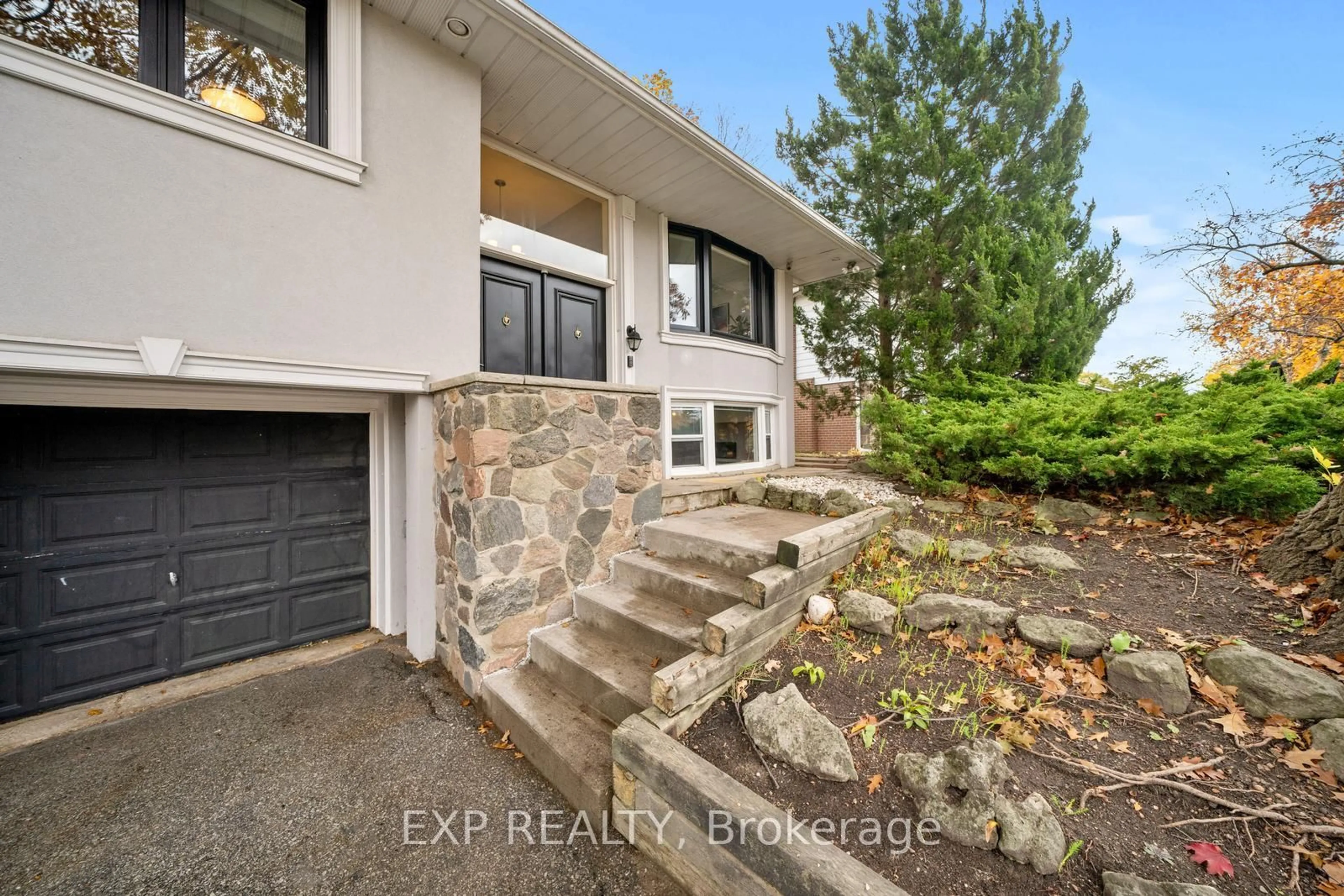 Indoor entryway for 215 Mill Rd, Toronto Ontario M9C 1Y1