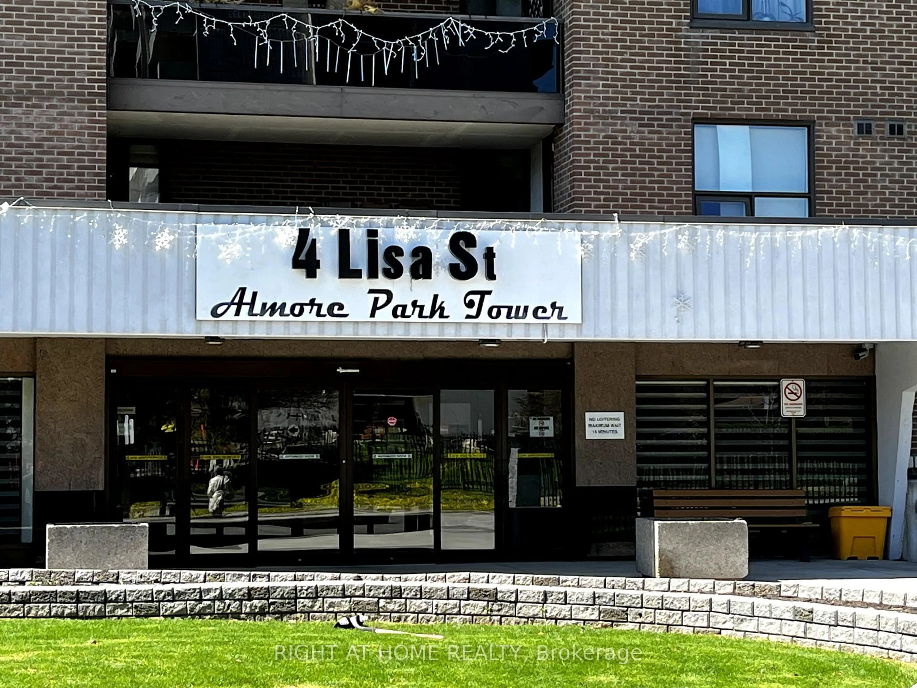 Indoor foyer for 4 Lisa St #412, Brampton Ontario L6T 4B6