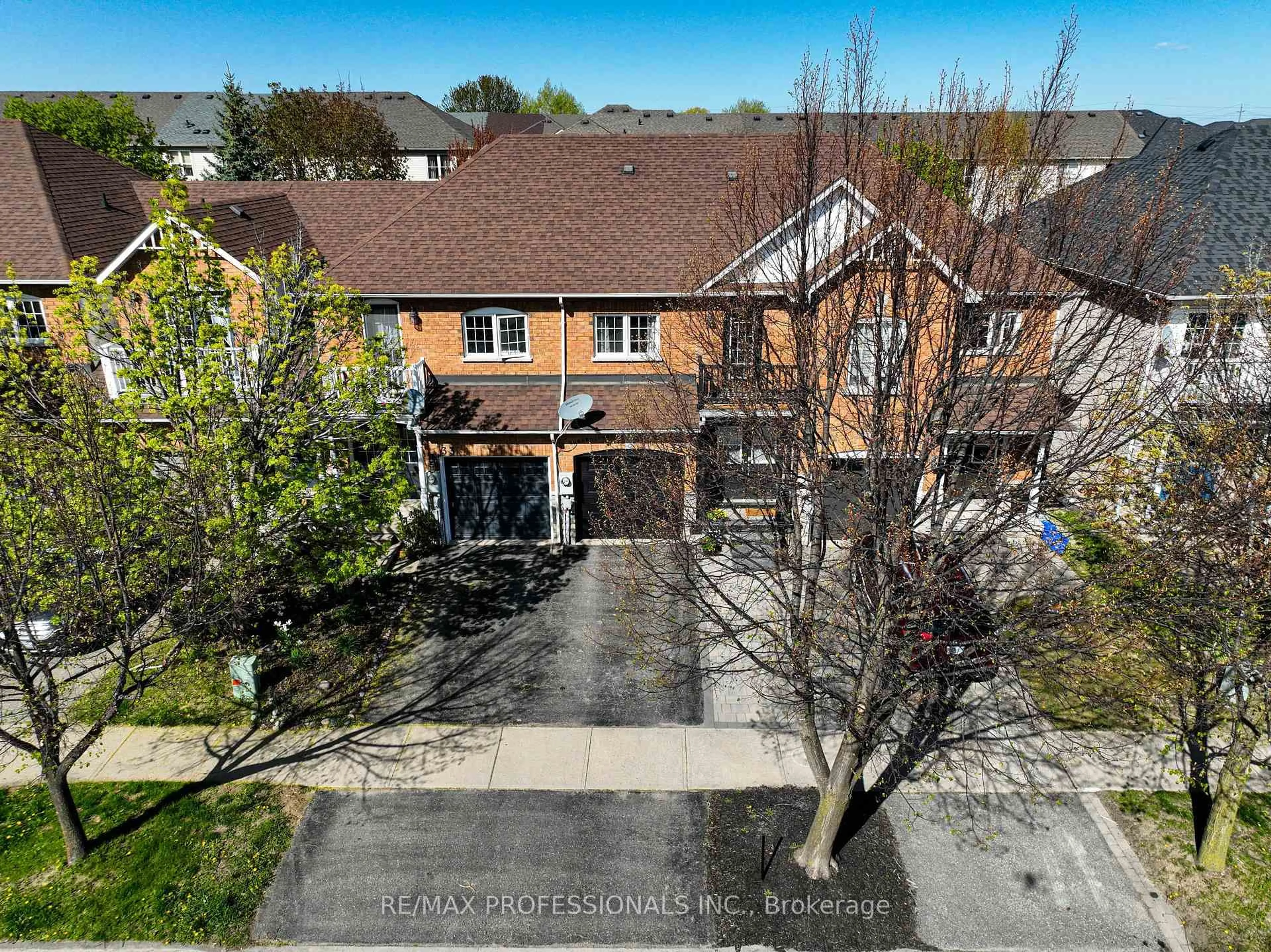 A pic from outside/outdoor area/front of a property/back of a property/a pic from drone, street for 35 Bradley Dr, Halton Hills Ontario L7G 6B5