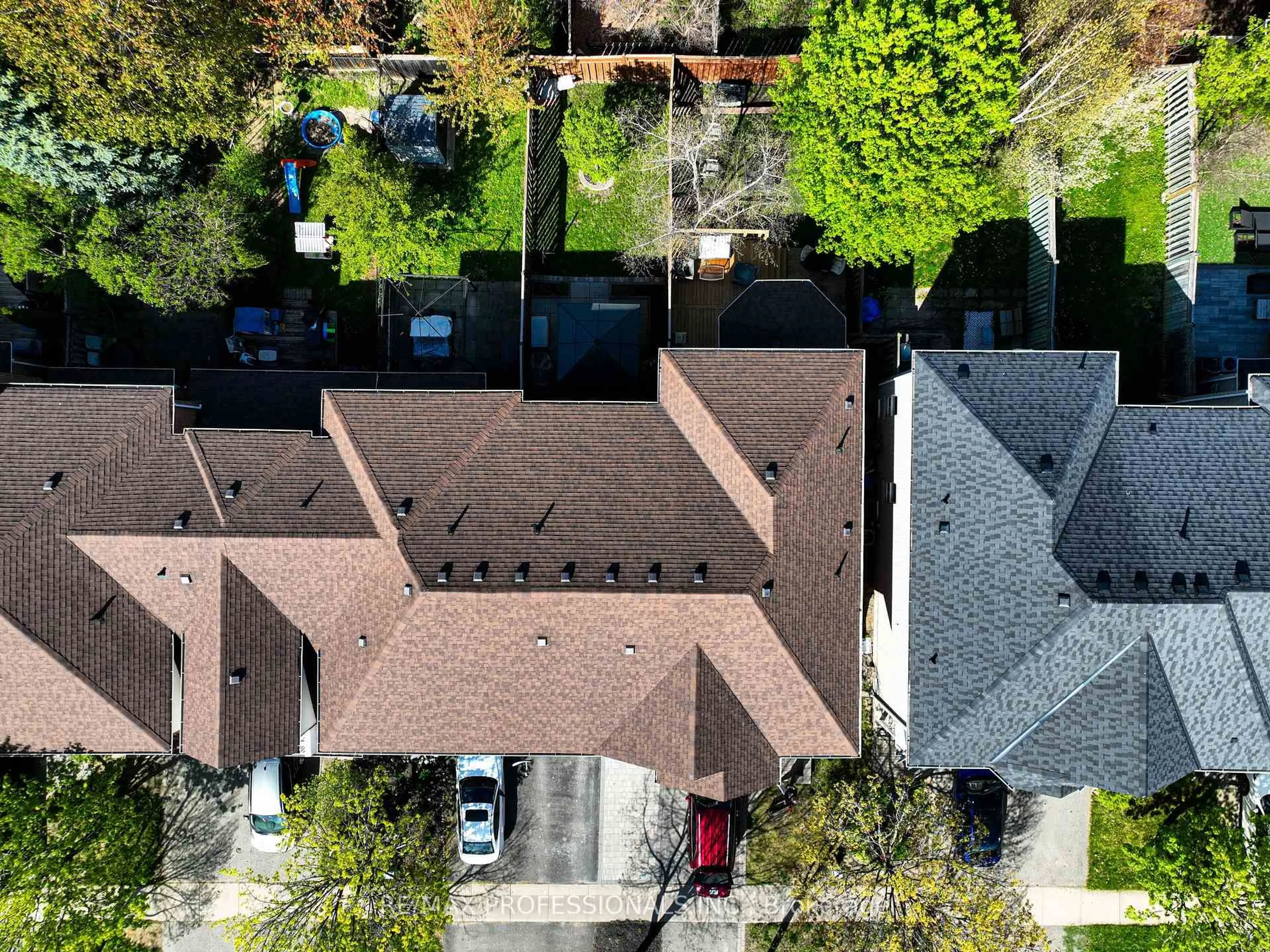A pic from outside/outdoor area/front of a property/back of a property/a pic from drone, street for 35 Bradley Dr, Halton Hills Ontario L7G 6B5
