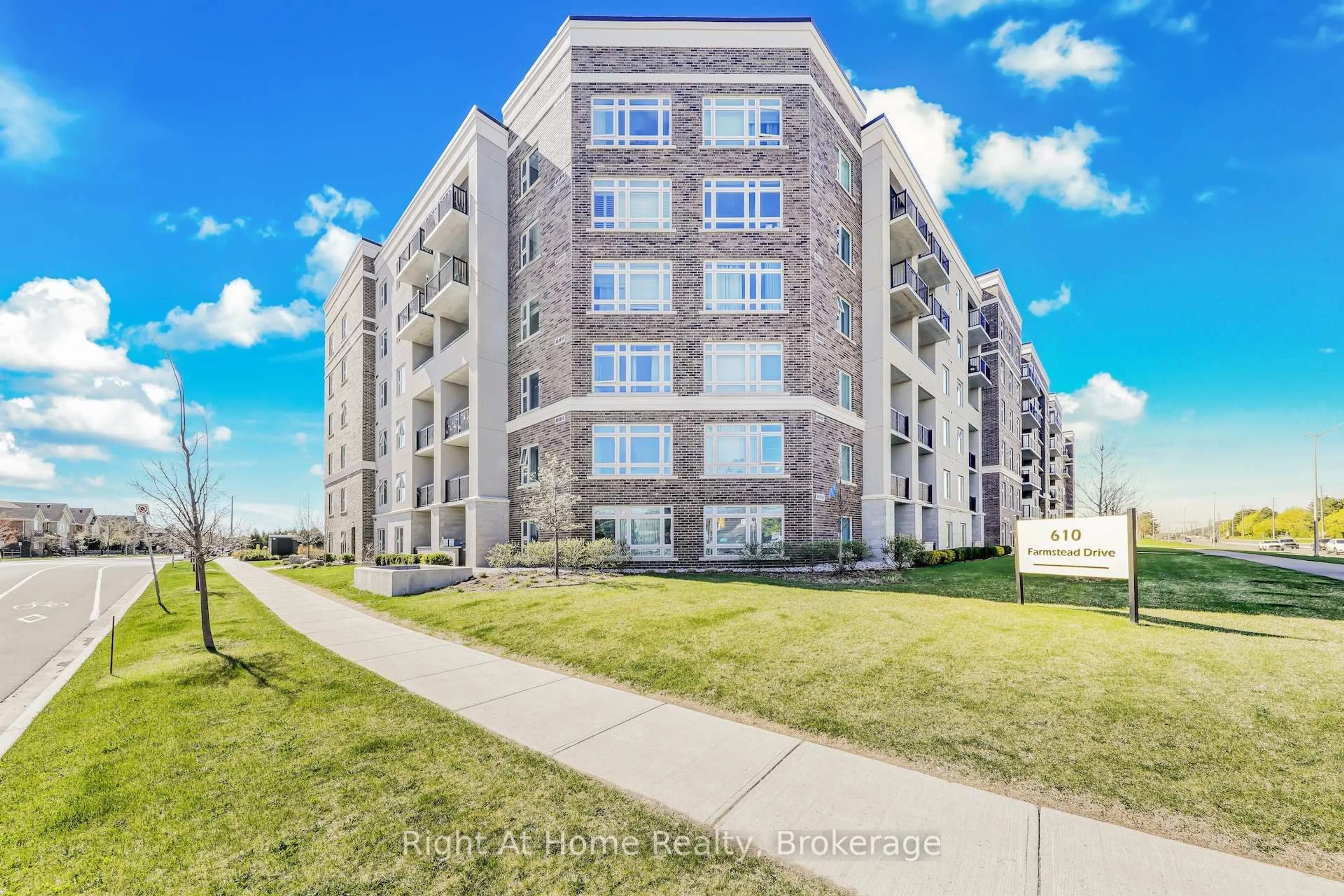 A pic from outside/outdoor area/front of a property/back of a property/a pic from drone, building for 610 Farmstead Rd #307, Milton Ontario L9T 8X5