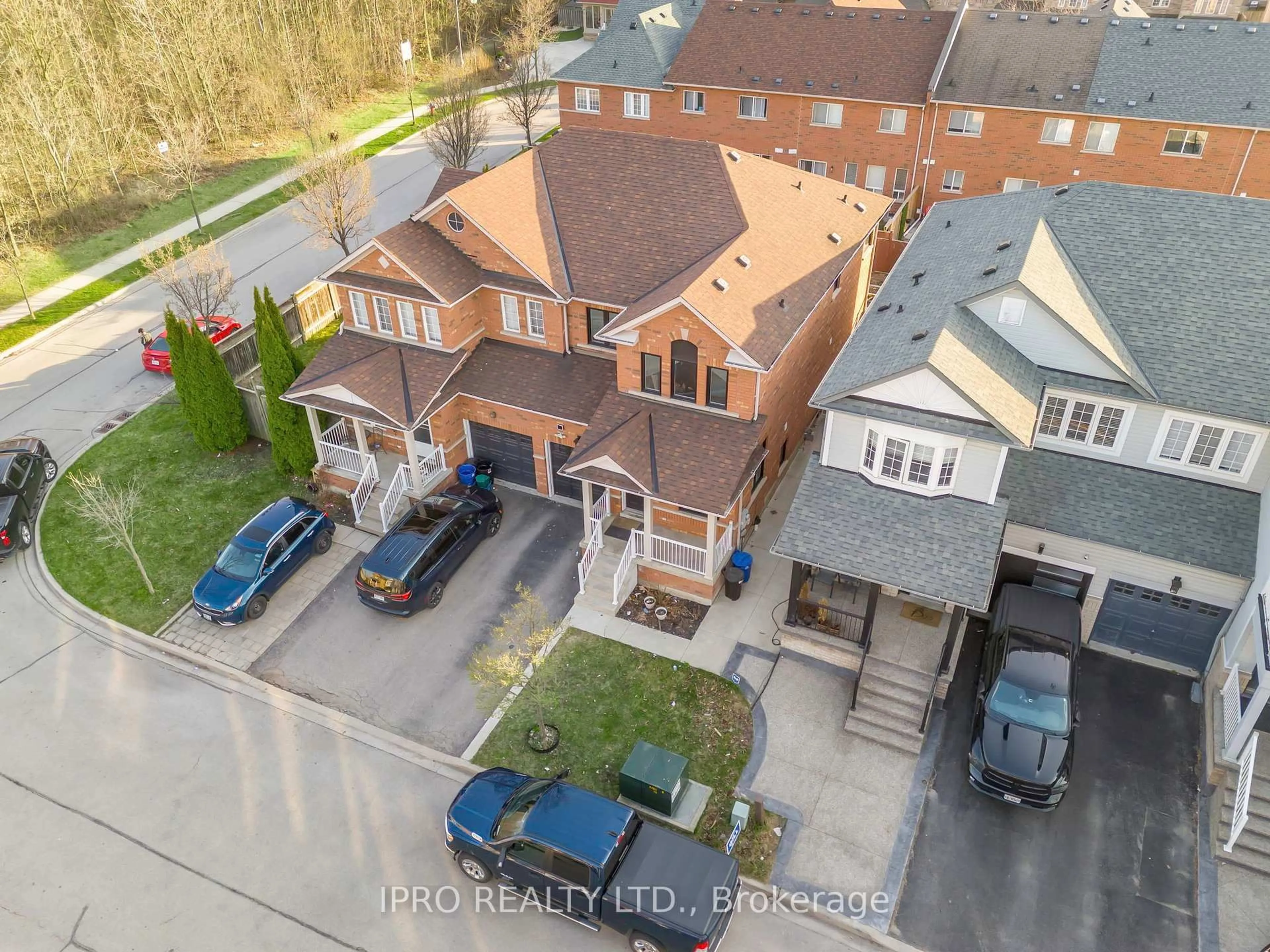 A pic from outside/outdoor area/front of a property/back of a property/a pic from drone, street for 147 Waters Blvd, Milton Ontario L9T 6K5
