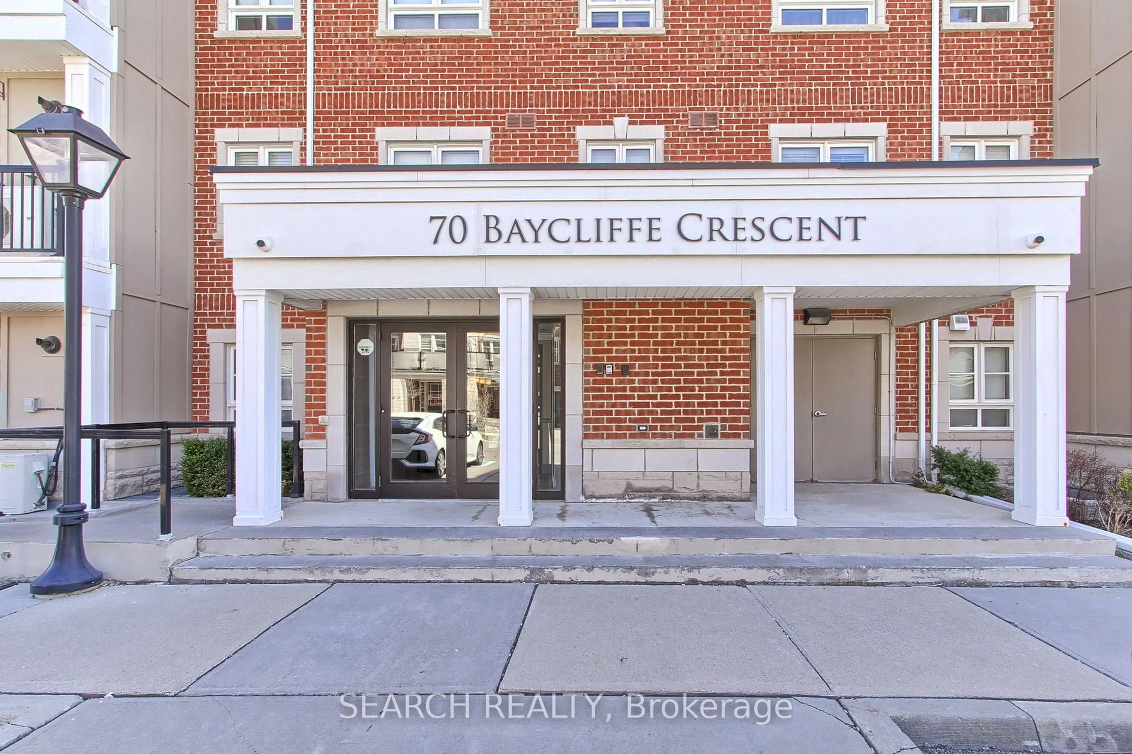 Indoor foyer for 70 BAYCLIFFE Rd #102, Brampton Ontario L7A 0Z5
