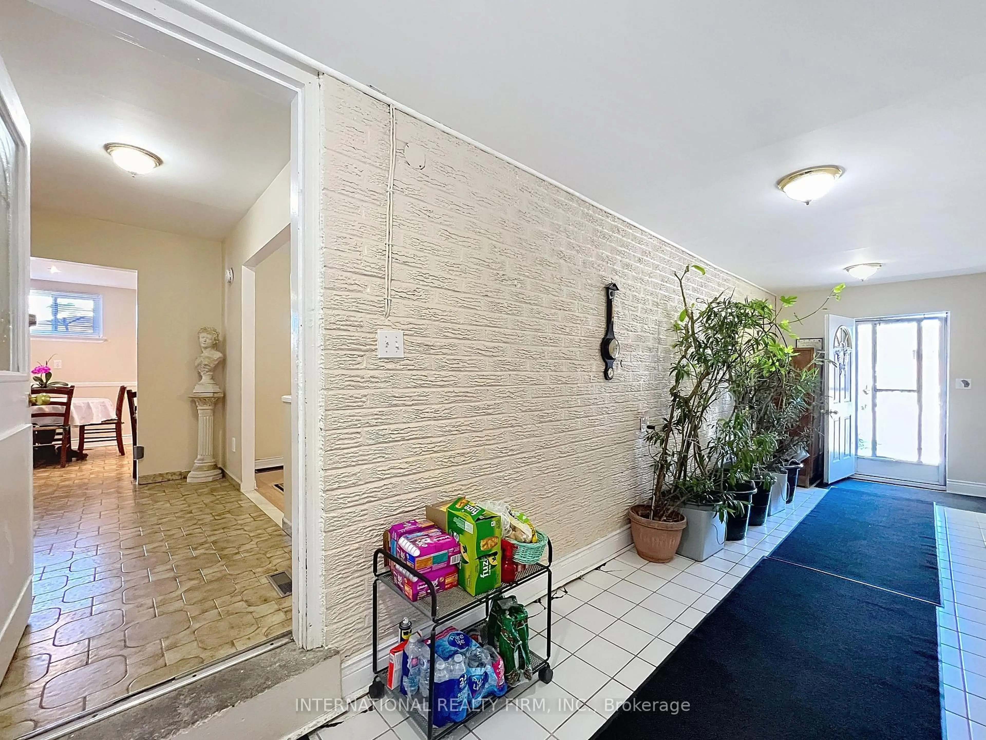 Indoor foyer for 3602 Dunrankin Dr, Mississauga Ontario L4T 1V9