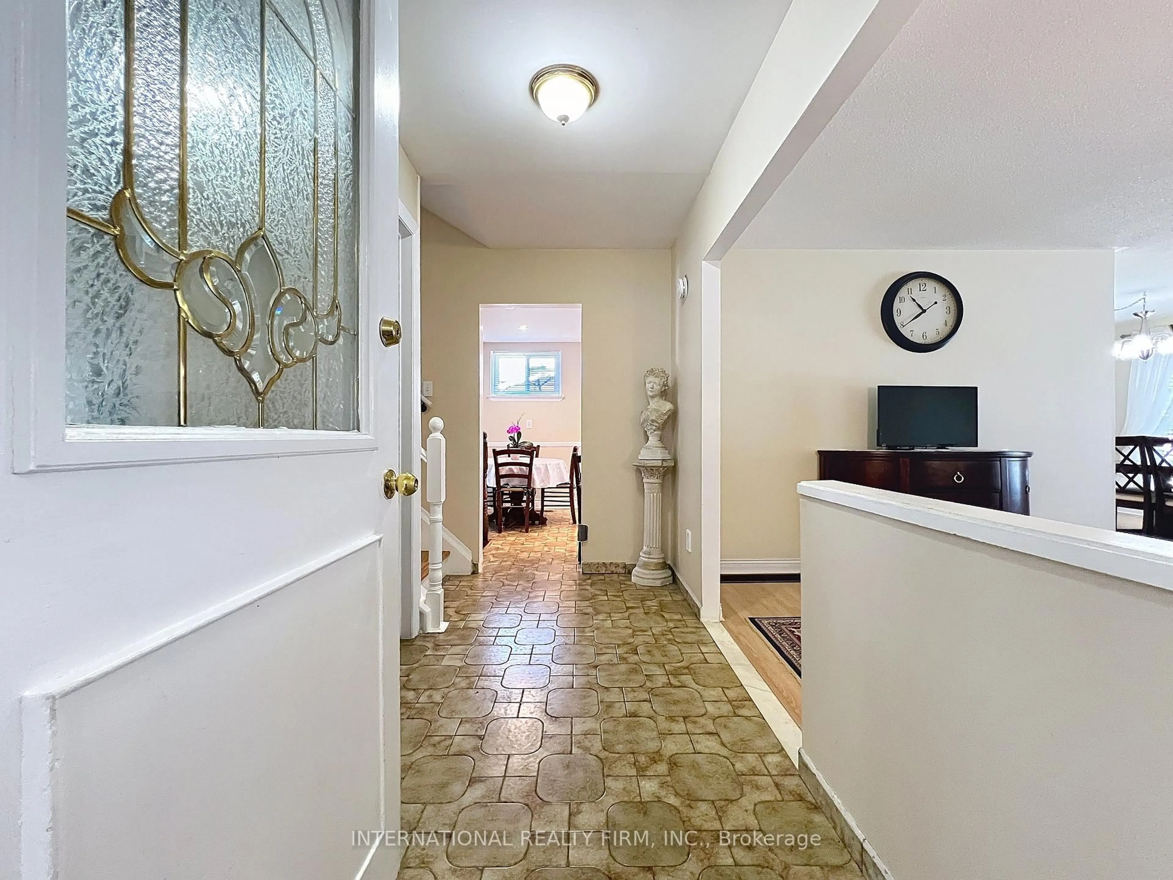 Indoor entryway for 3602 Dunrankin Dr, Mississauga Ontario L4T 1V9