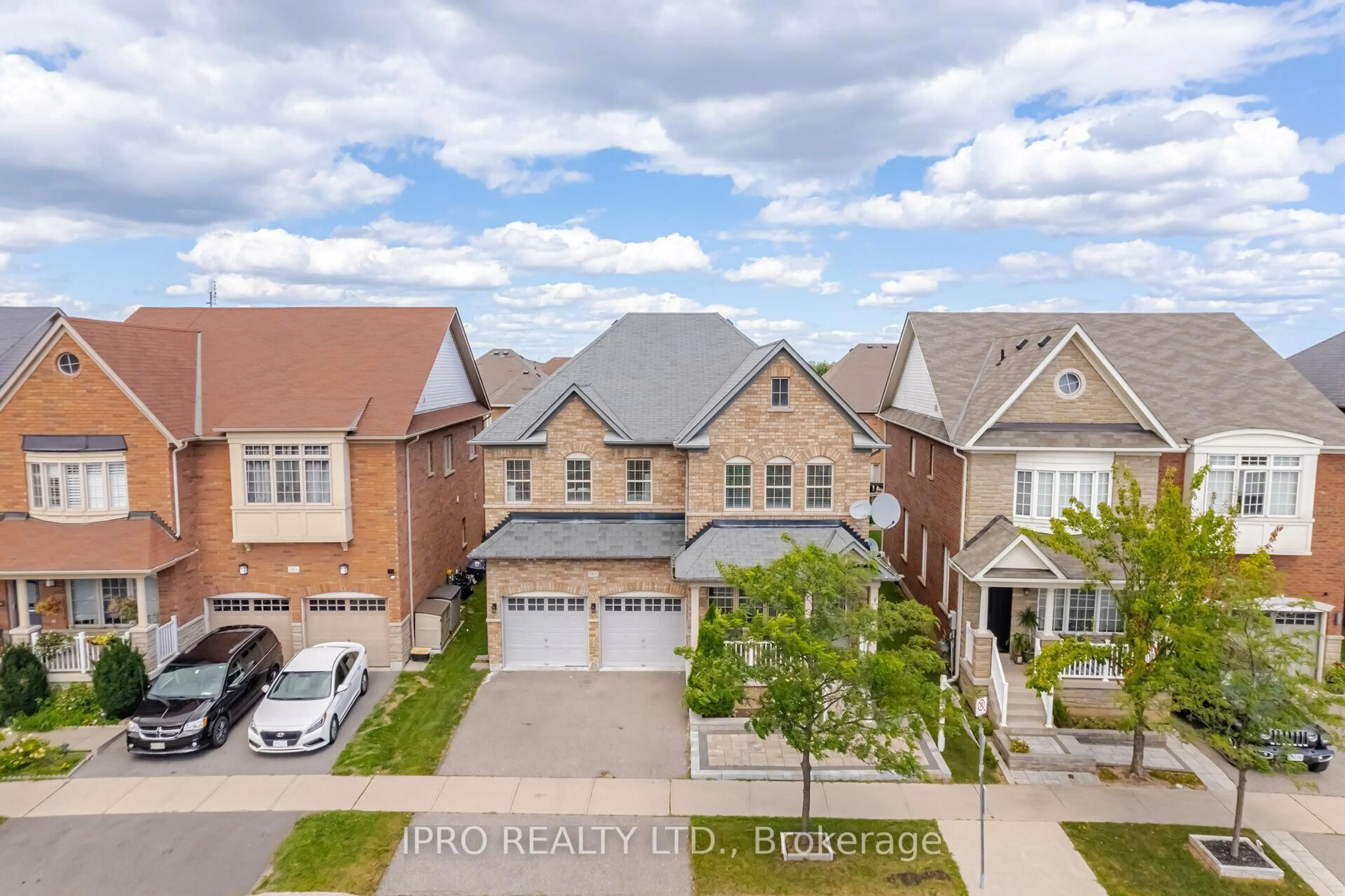 A pic from outside/outdoor area/front of a property/back of a property/a pic from drone, street for 265 Scott Blvd, Milton Ontario L9T 6Z8