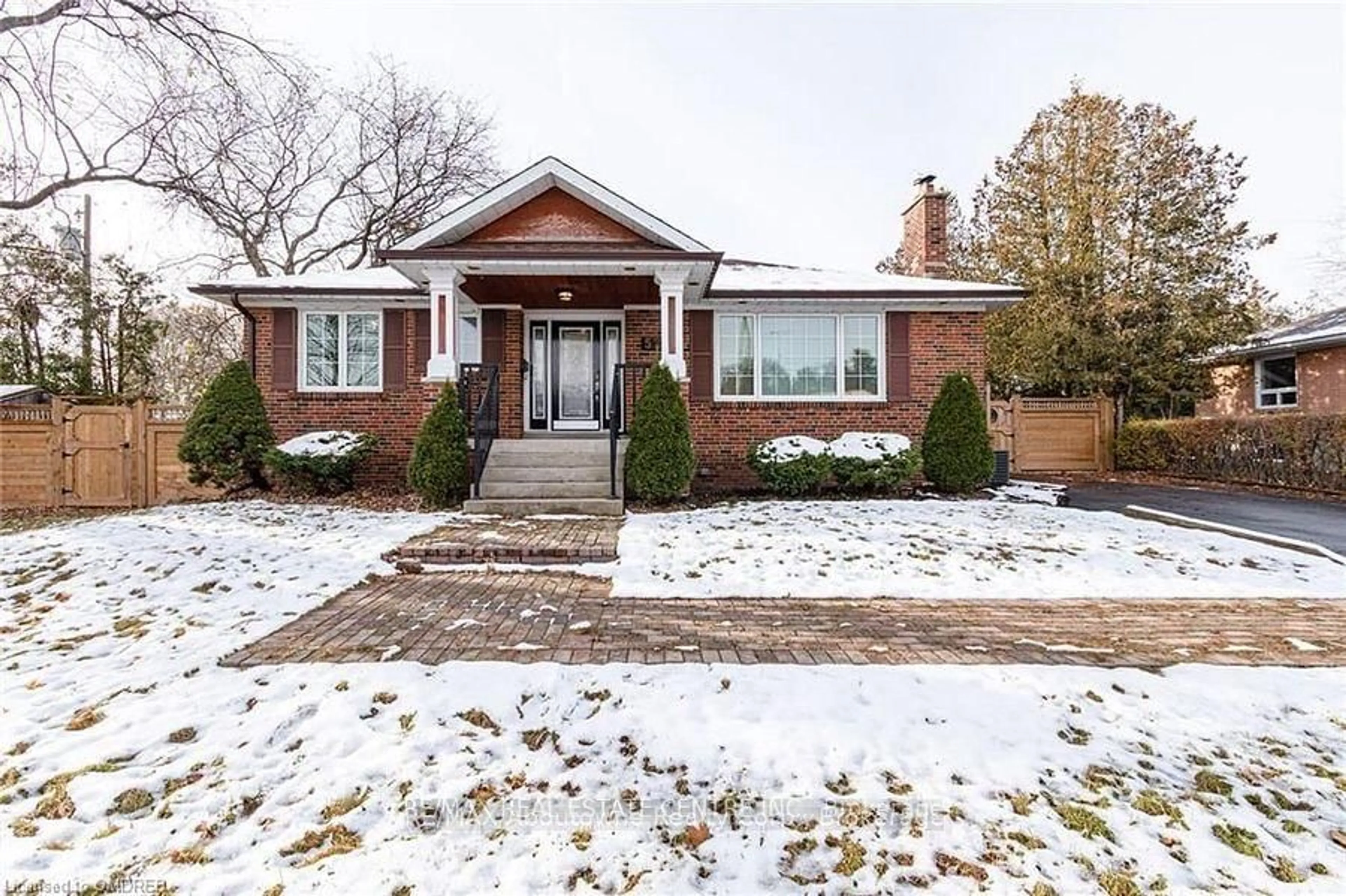 Home with brick exterior material, street for 522 Weir Ave, Oakville Ontario L6L 4X4