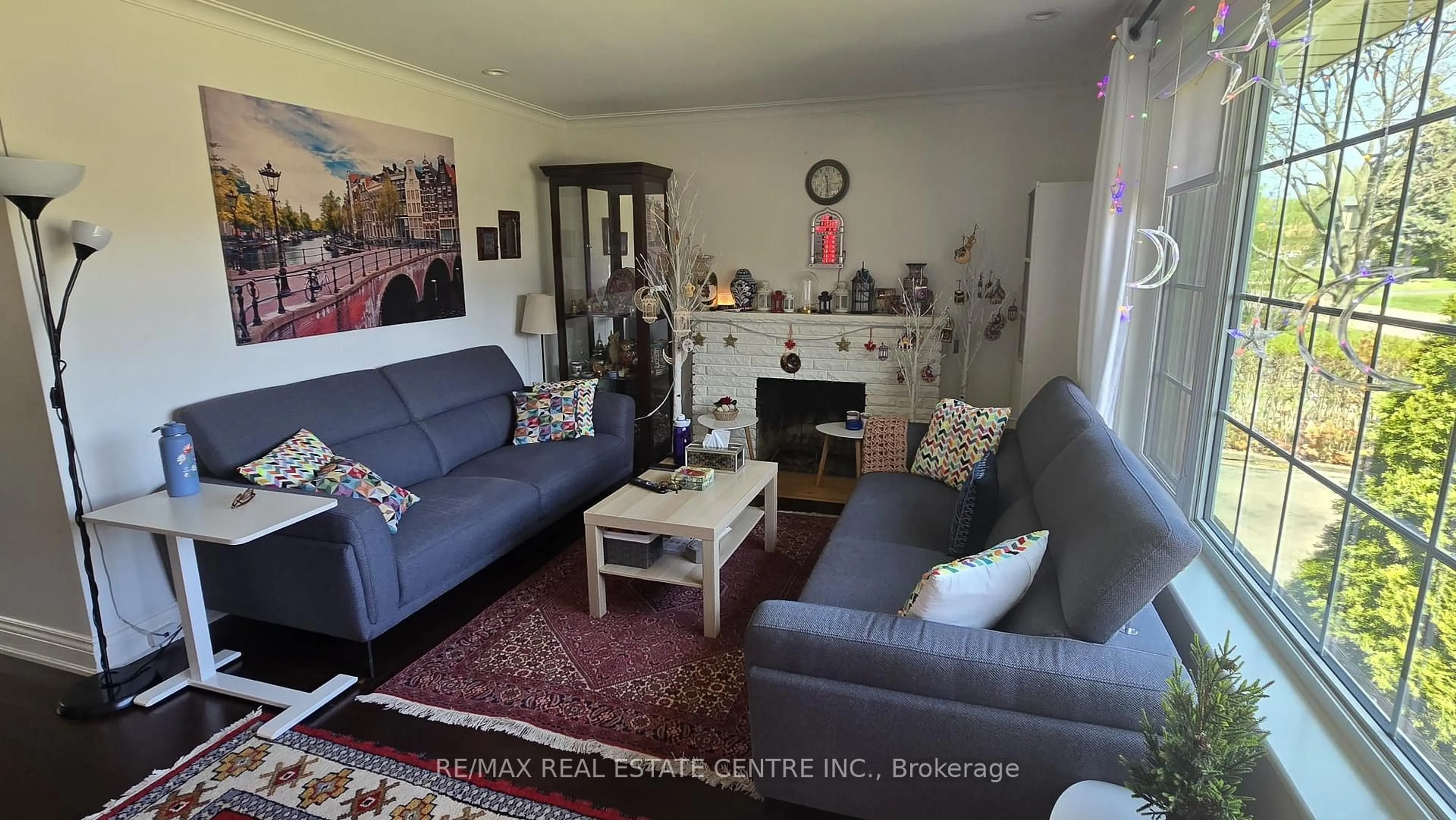 Living room with furniture, unknown for 522 Weir Ave, Oakville Ontario L6L 4X4