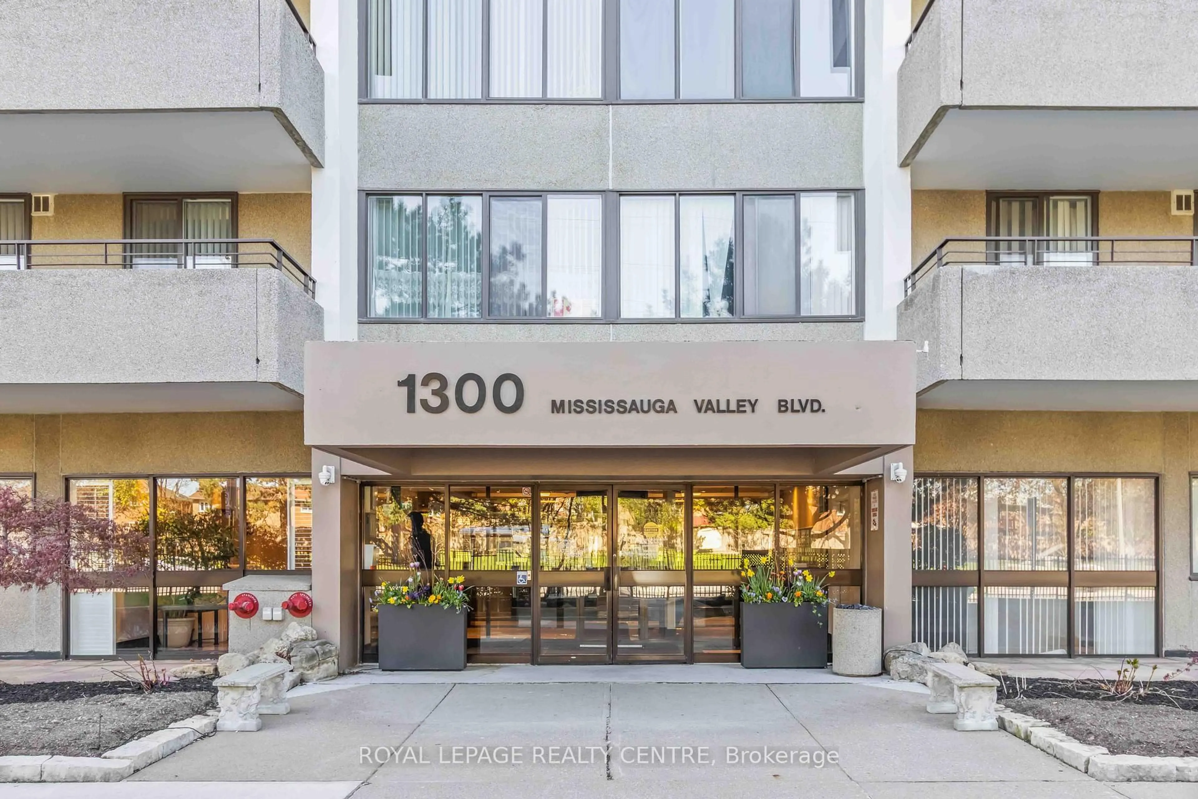 Indoor foyer for 1300 MISSISSAUGA VALLEY Blvd #310, Mississauga Ontario L5A 3S8