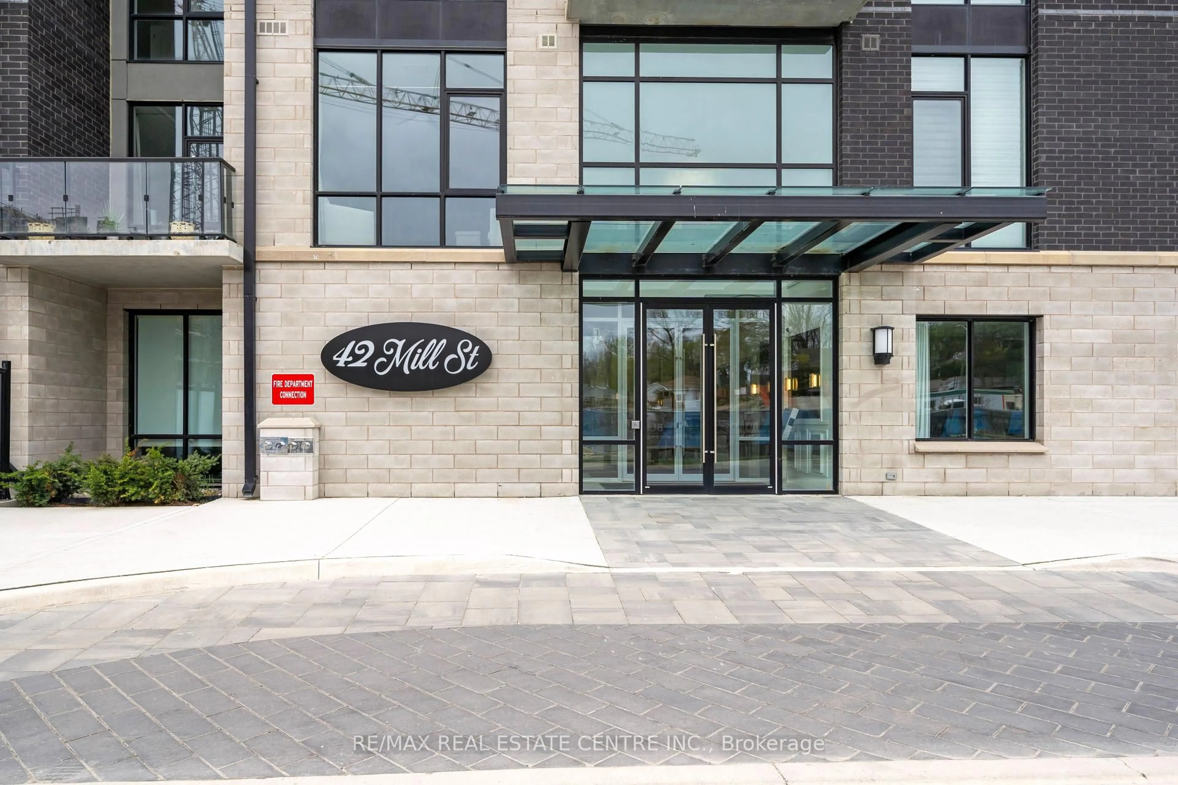 Indoor foyer for 42 Mill St #513, Halton Hills Ontario L7G 0P9