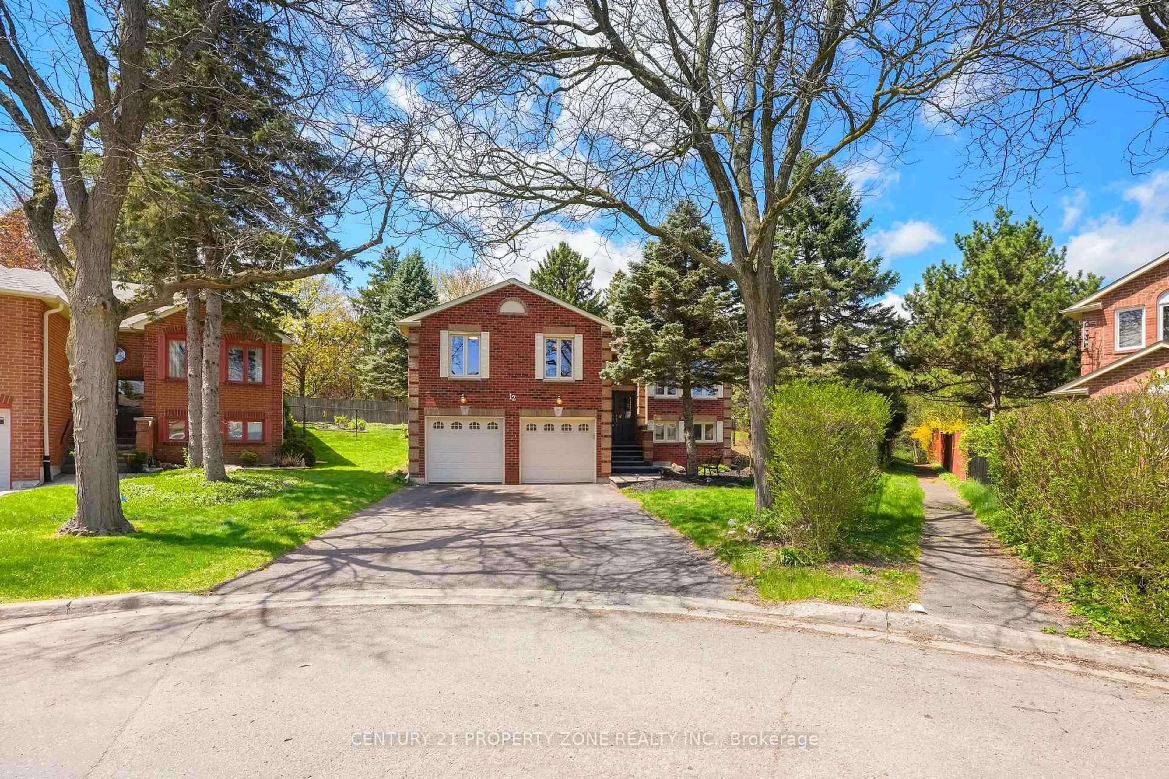 A pic from outside/outdoor area/front of a property/back of a property/a pic from drone, street for 12 Archer Crt, Brampton Ontario L6Z 3J3