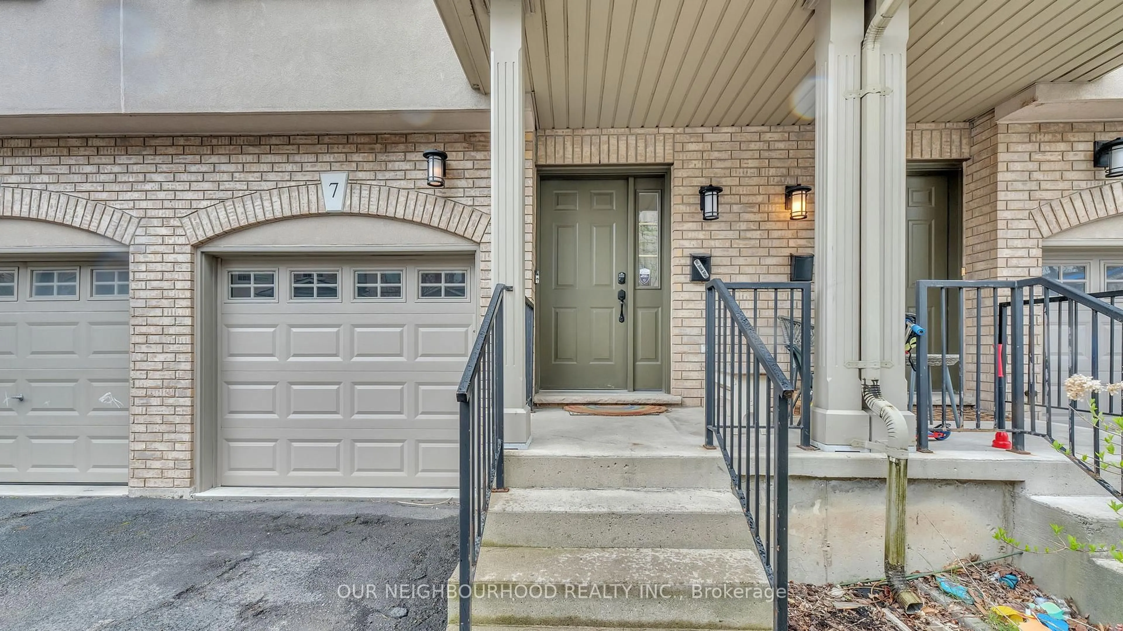 Indoor entryway for 1248 Guelph Line #7, Burlington Ontario L7P 2S9