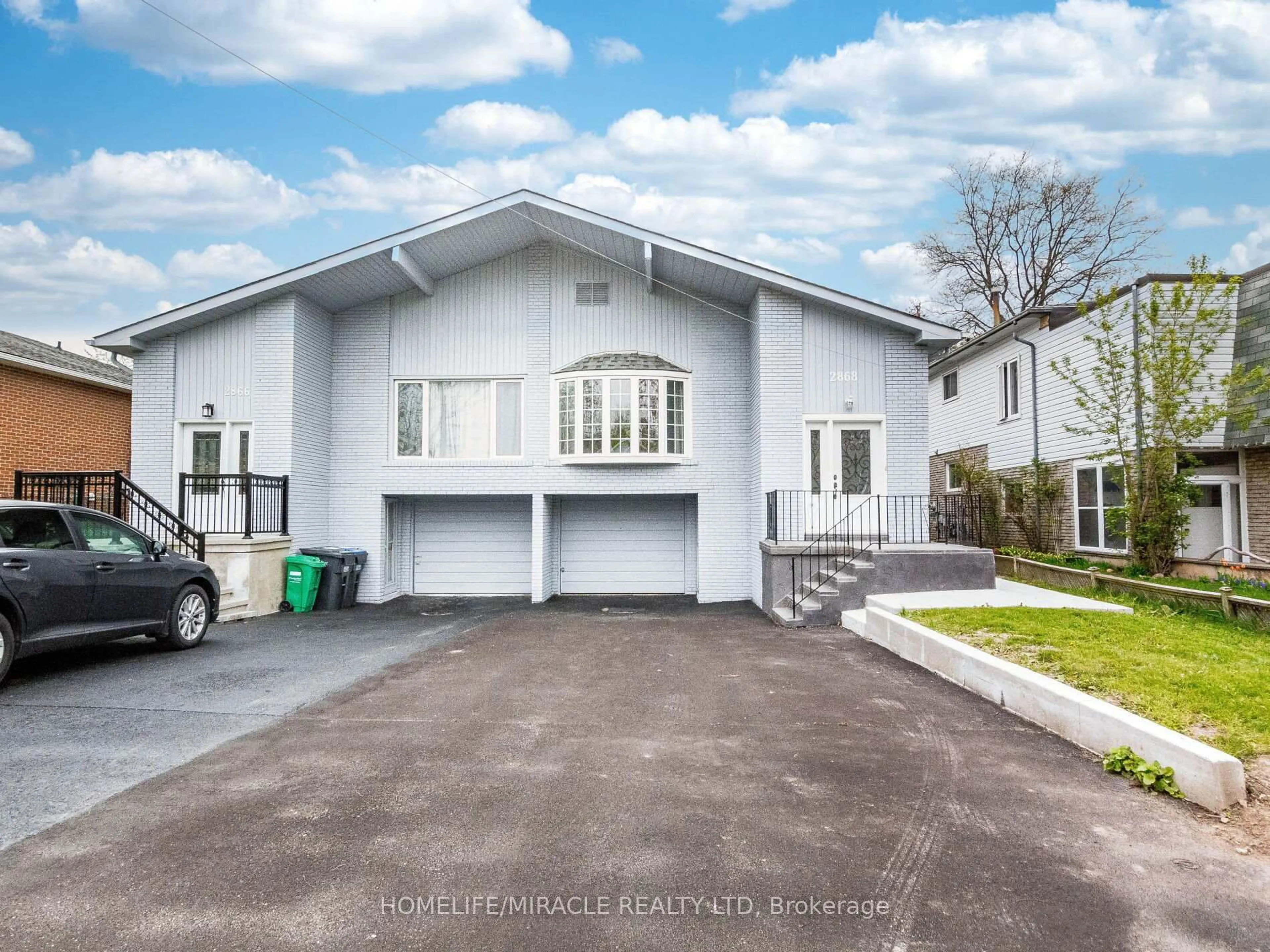 Home with vinyl exterior material, street for 2868 Windjammer Rd, Mississauga Ontario L5L 1T7
