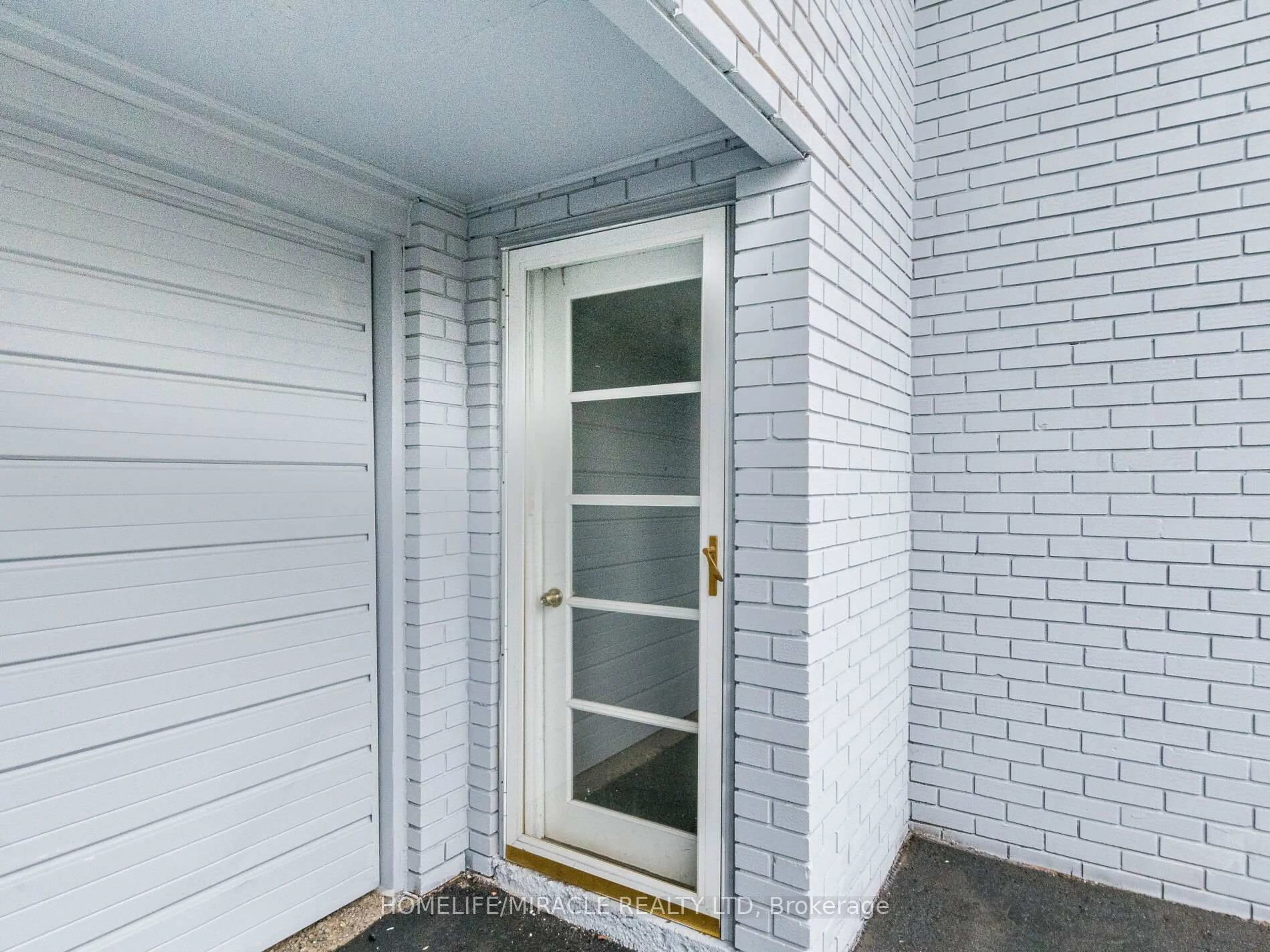 Indoor entryway for 2868 Windjammer Rd, Mississauga Ontario L5L 1T7