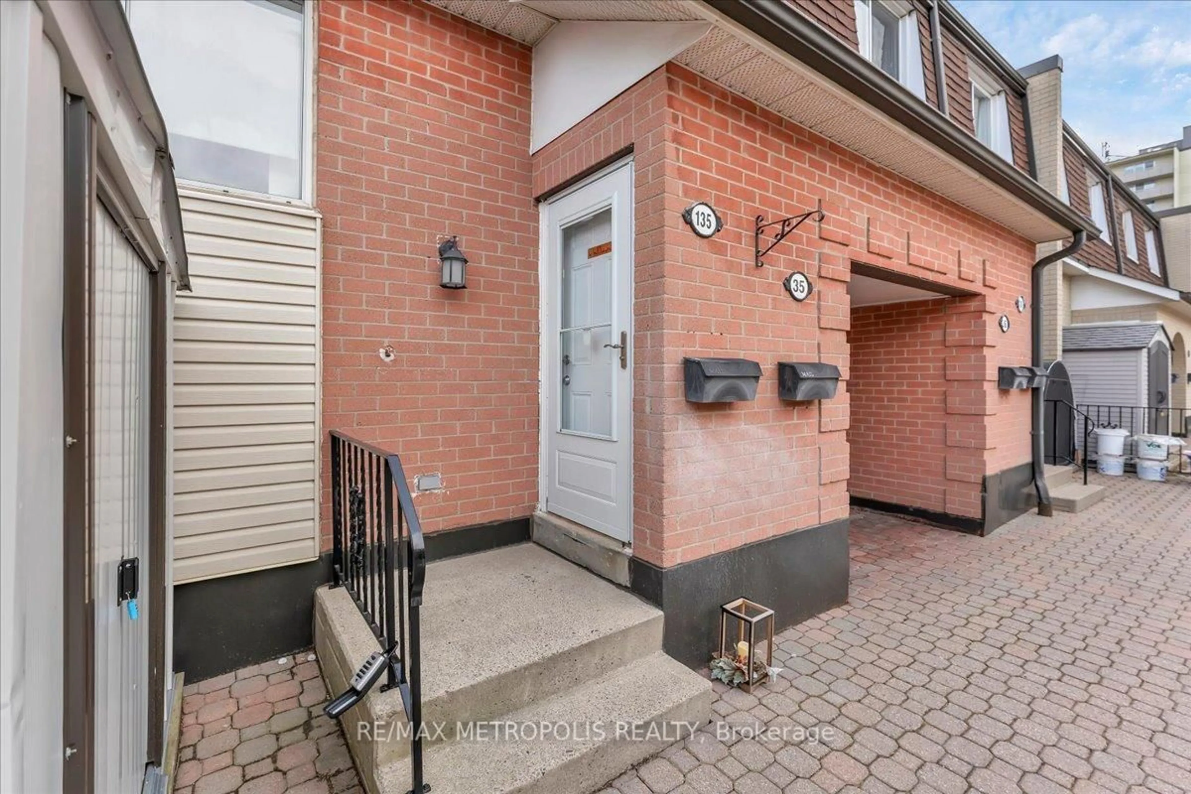 Unknown for 2170 Bromsgrove Rd #135, Mississauga Ontario L5J 4J2