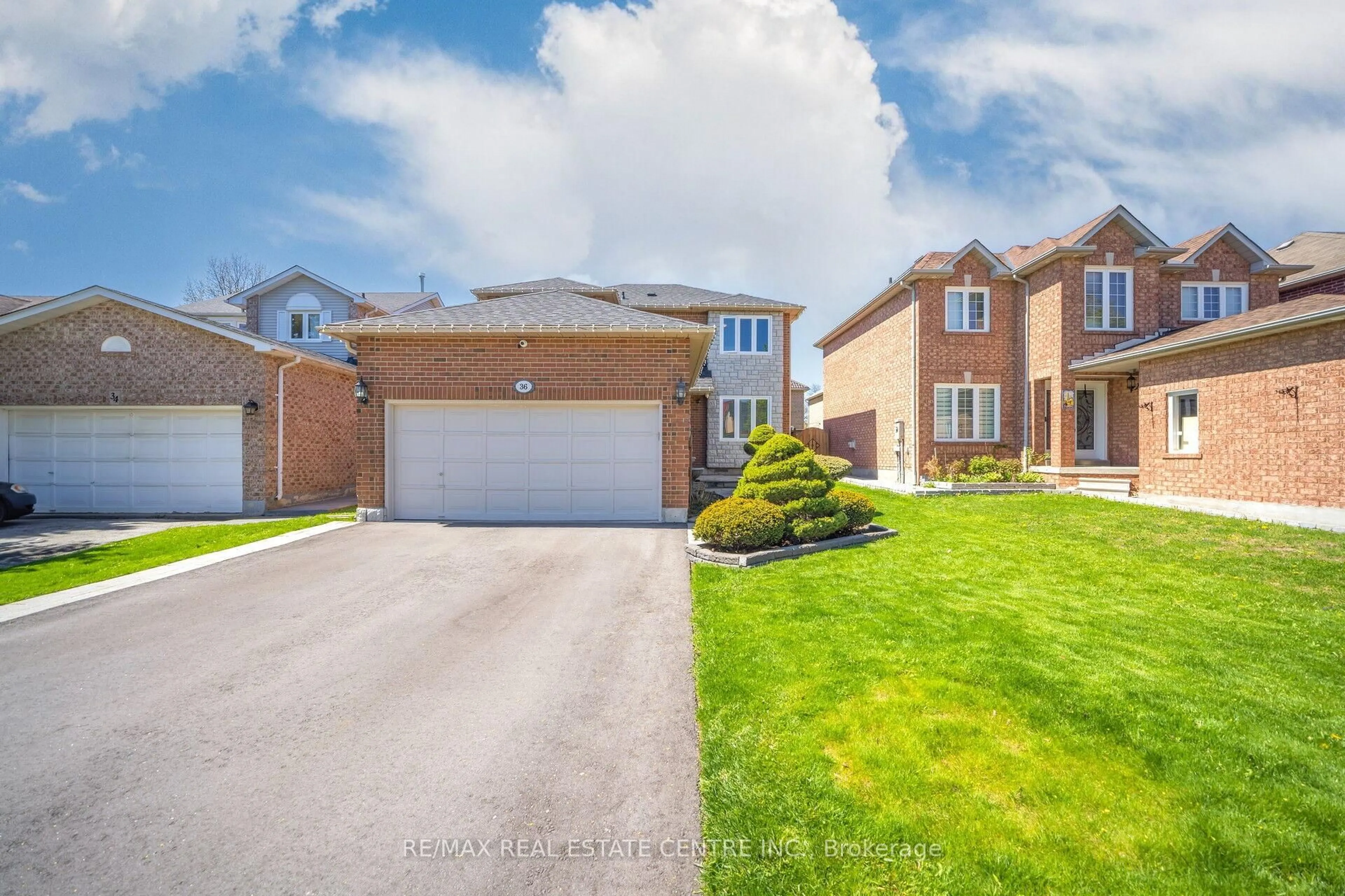 A pic from outside/outdoor area/front of a property/back of a property/a pic from drone, street for 36 Lockwood Rd, Brampton Ontario L6Y 4T7