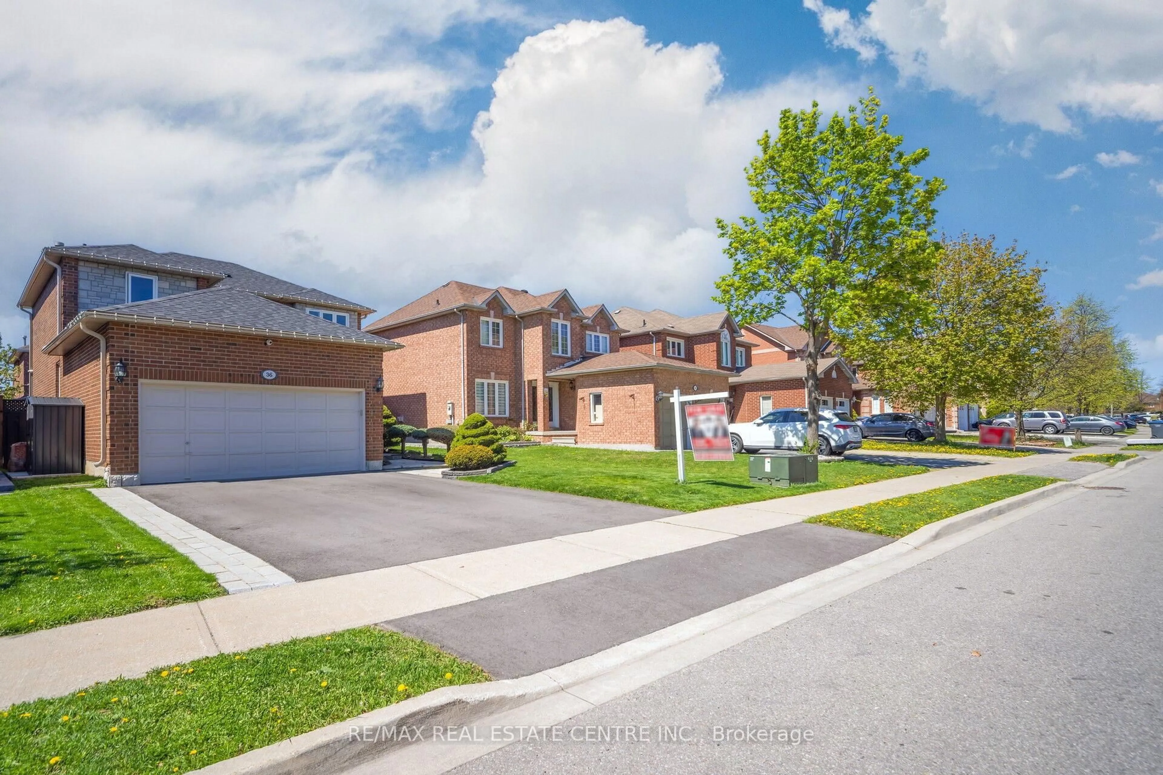 A pic from outside/outdoor area/front of a property/back of a property/a pic from drone, street for 36 Lockwood Rd, Brampton Ontario L6Y 4T7