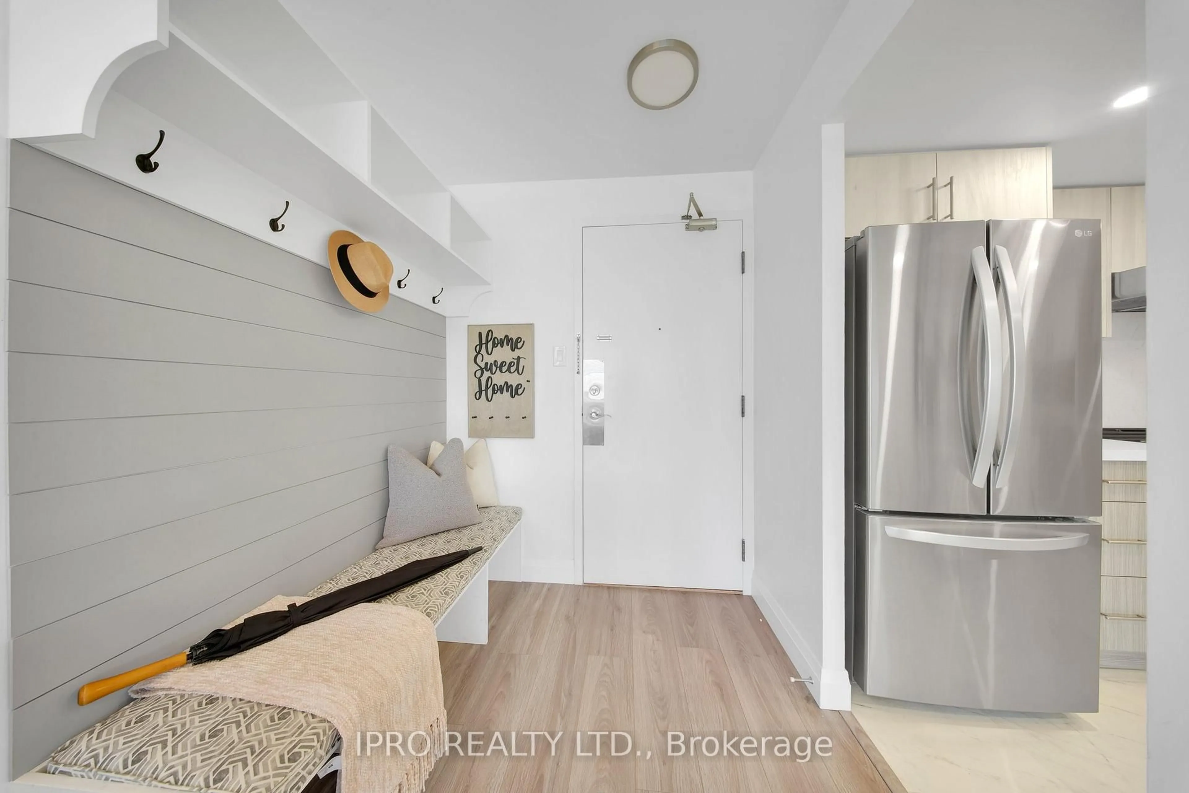Indoor entryway for 4460 Tucana Crt #408, Mississauga Ontario L5R 3K9