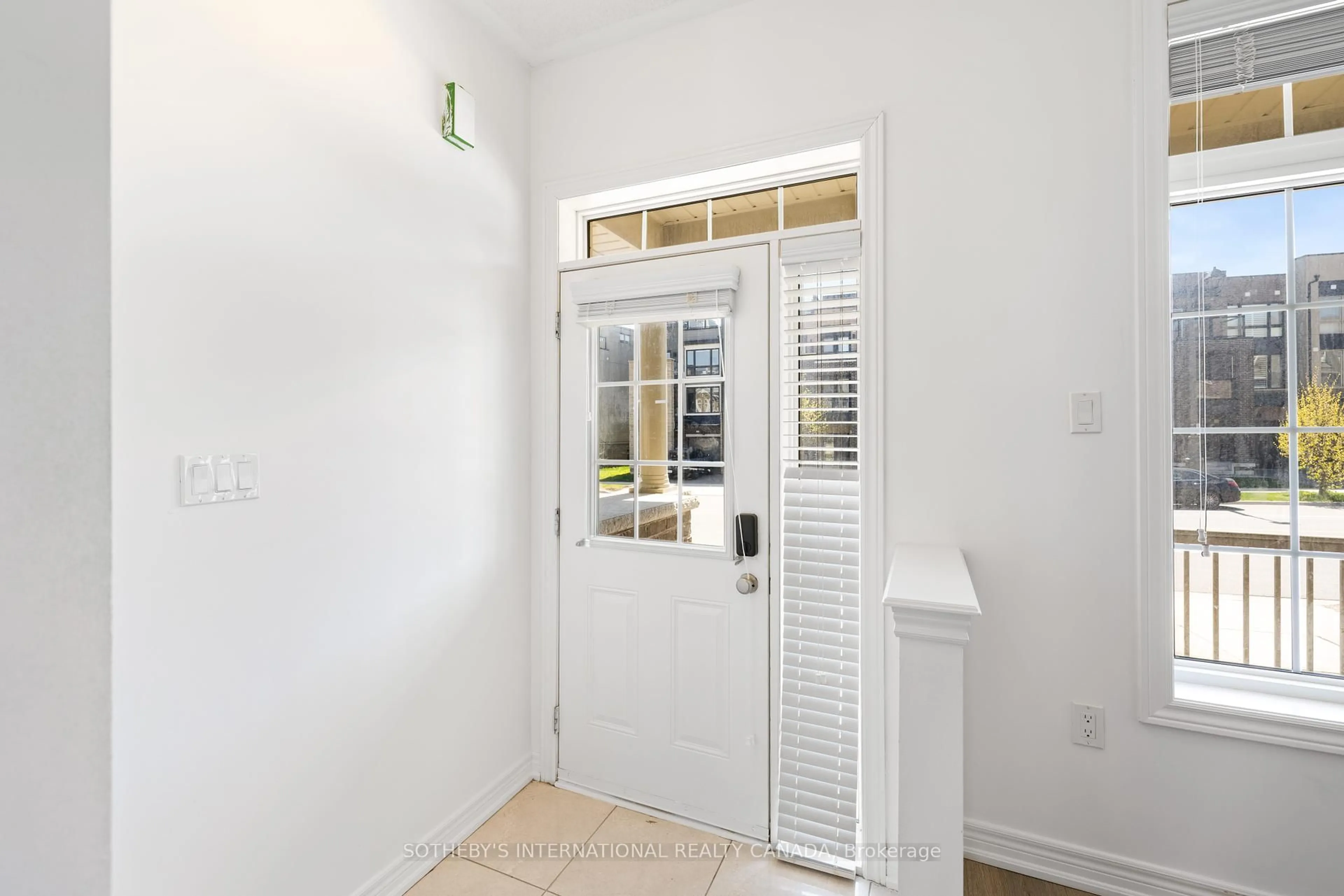 Indoor entryway for 3059 Postridge Dr, Oakville Ontario L6H 0S1