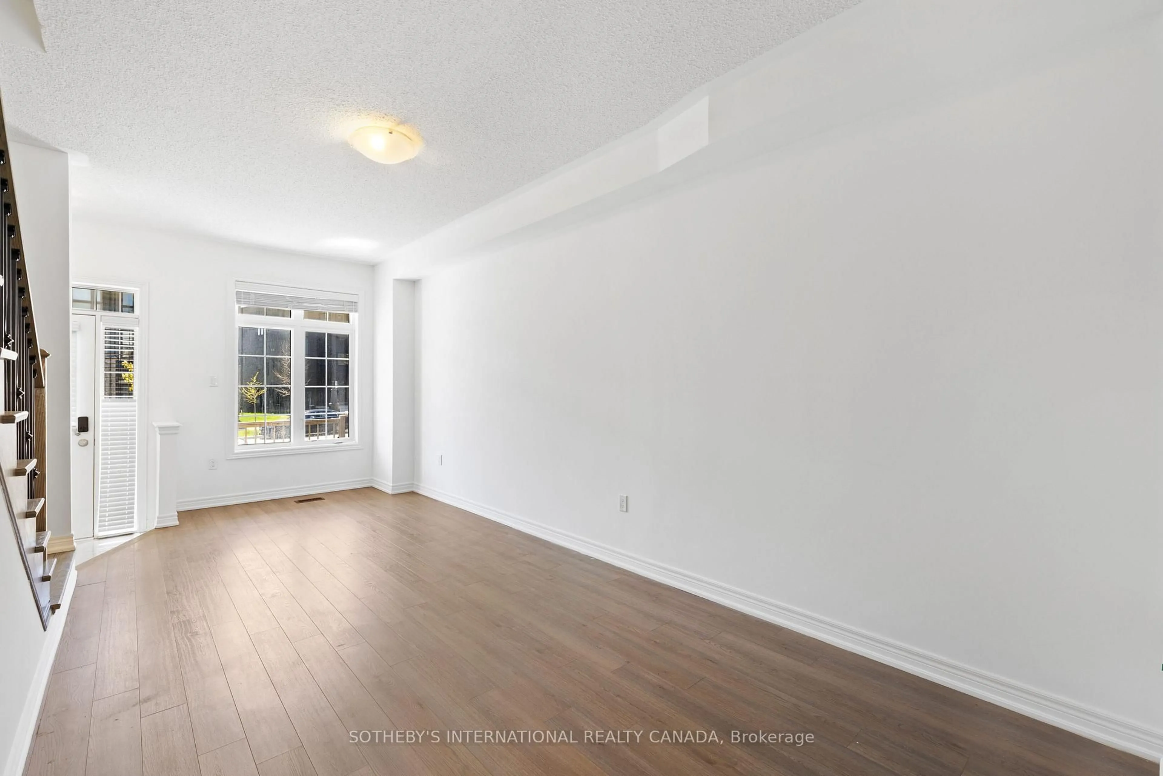 A pic of a room for 3059 Postridge Dr, Oakville Ontario L6H 0S1