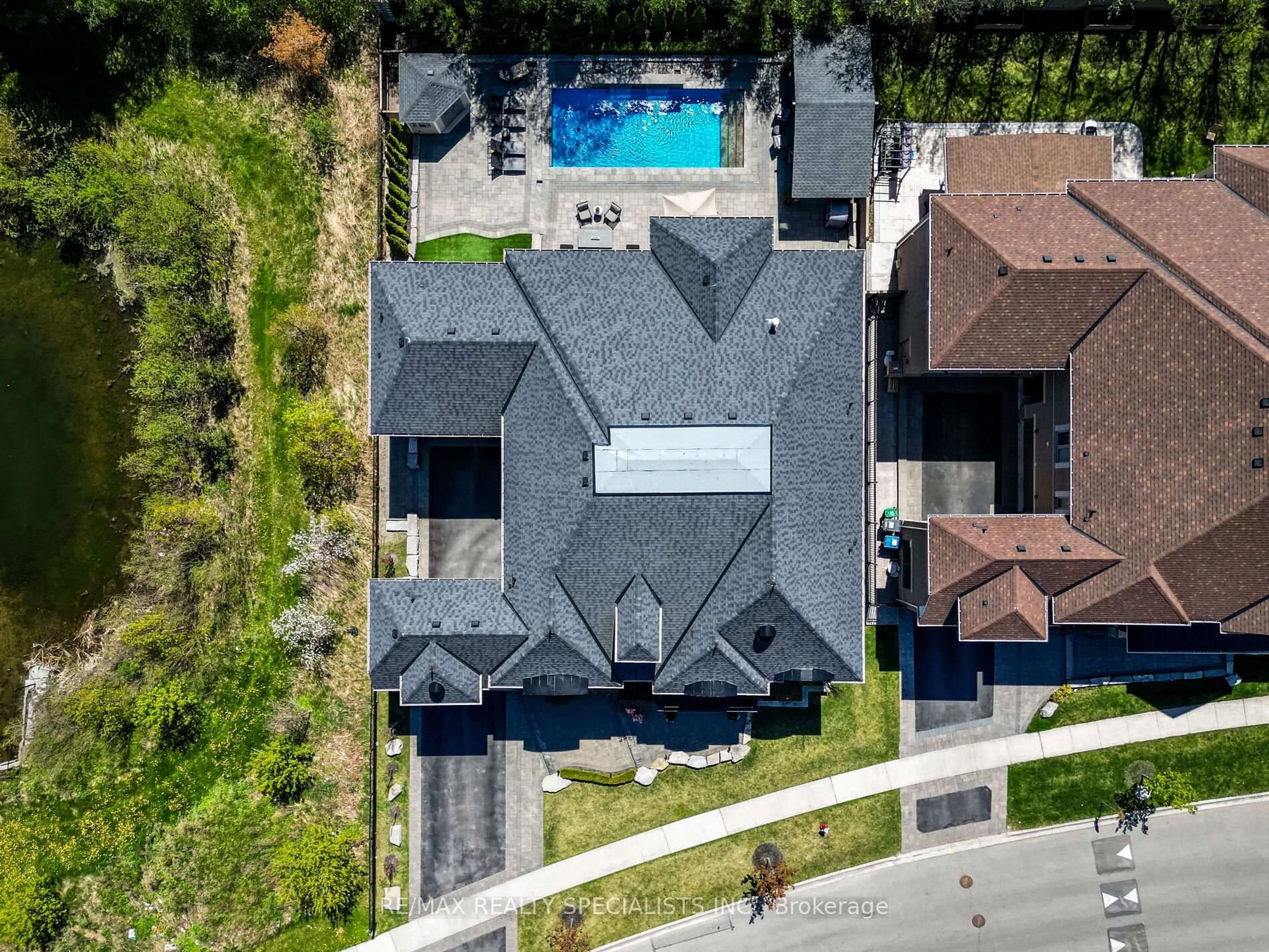 A pic from outside/outdoor area/front of a property/back of a property/a pic from drone, street for 41 Burlwood Rd, Brampton Ontario L6P 4E8