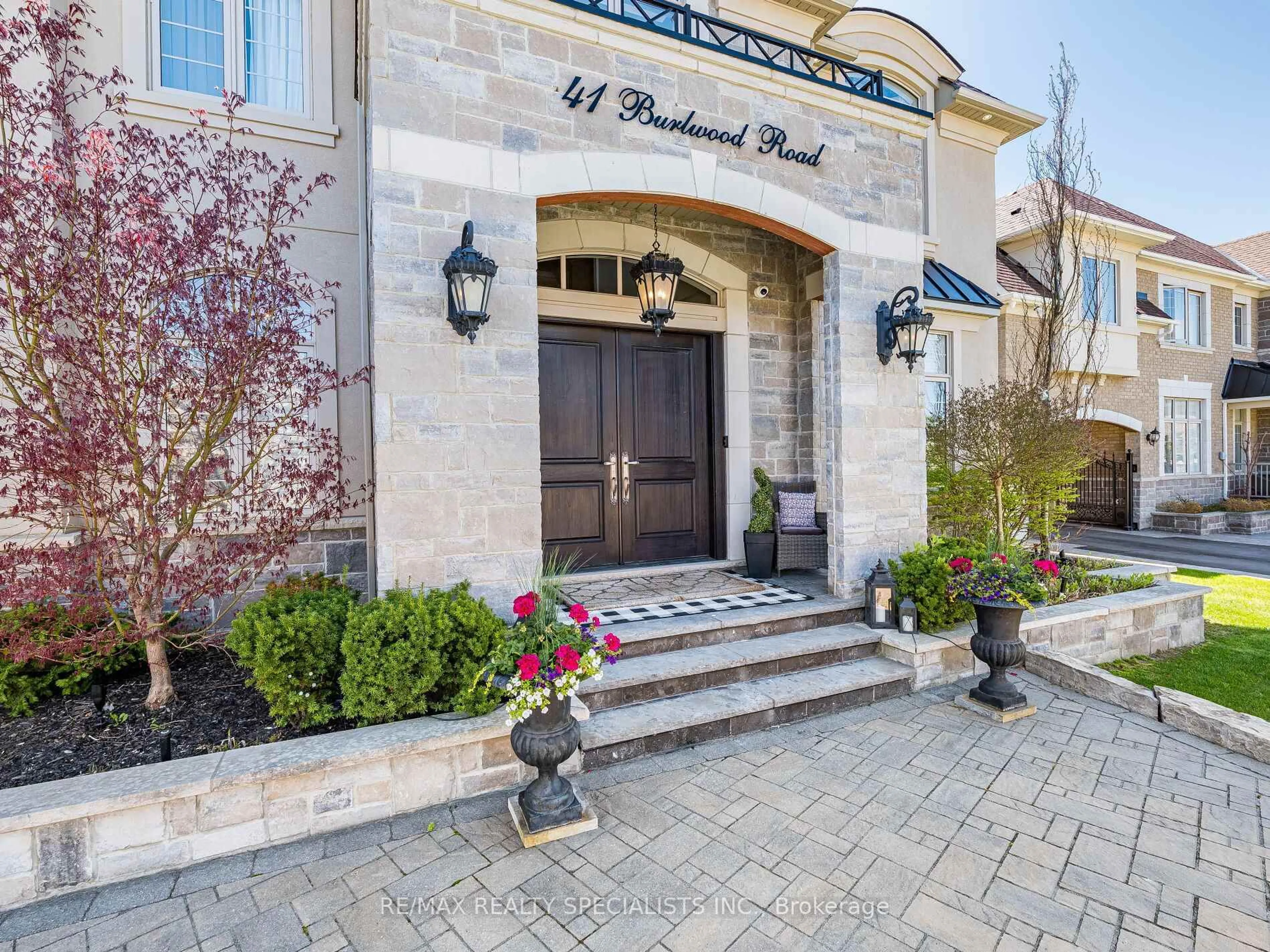 Indoor entryway for 41 Burlwood Rd, Brampton Ontario L6P 4E8