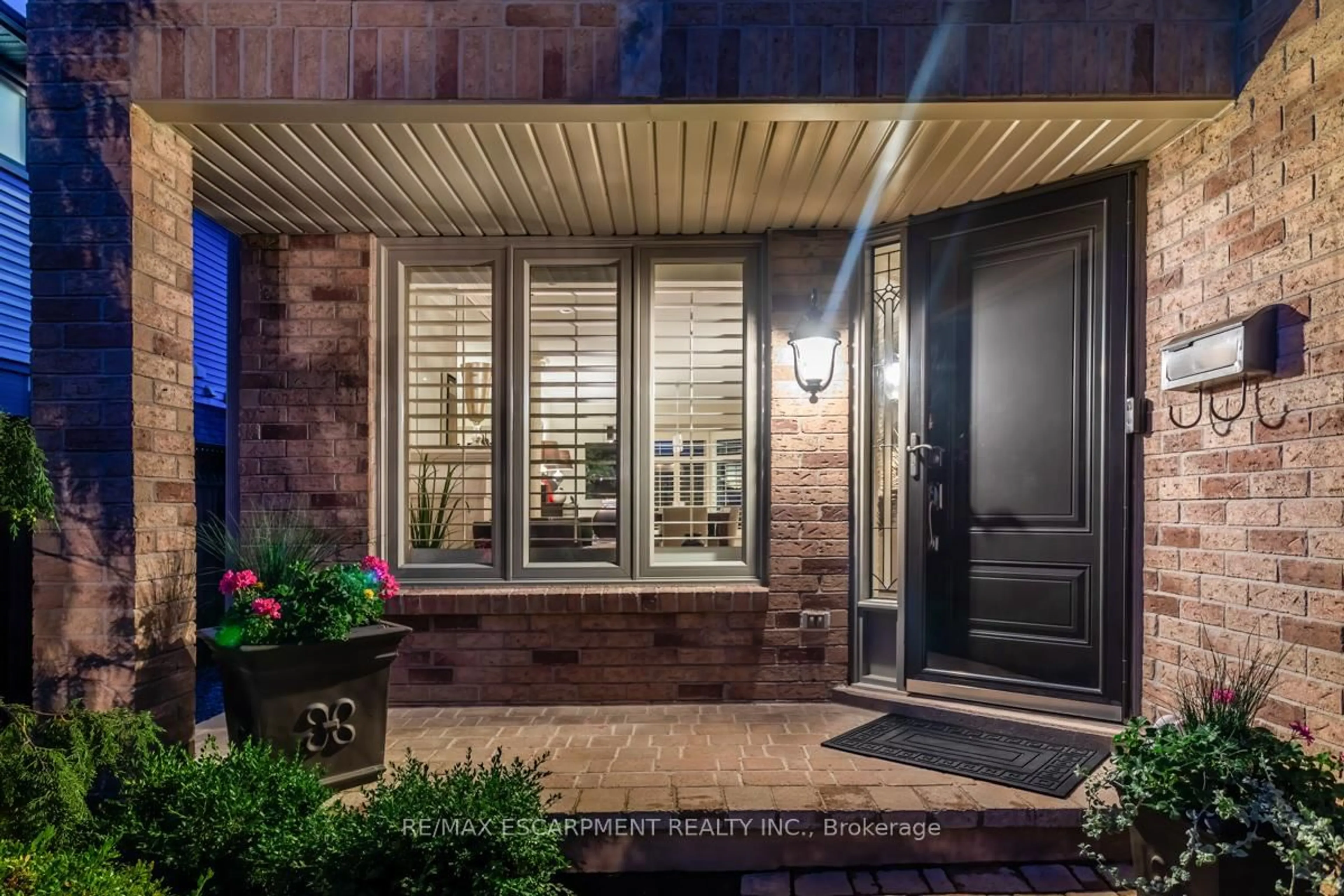 Indoor entryway for 1245 Hammond St, Burlington Ontario L7S 2E4