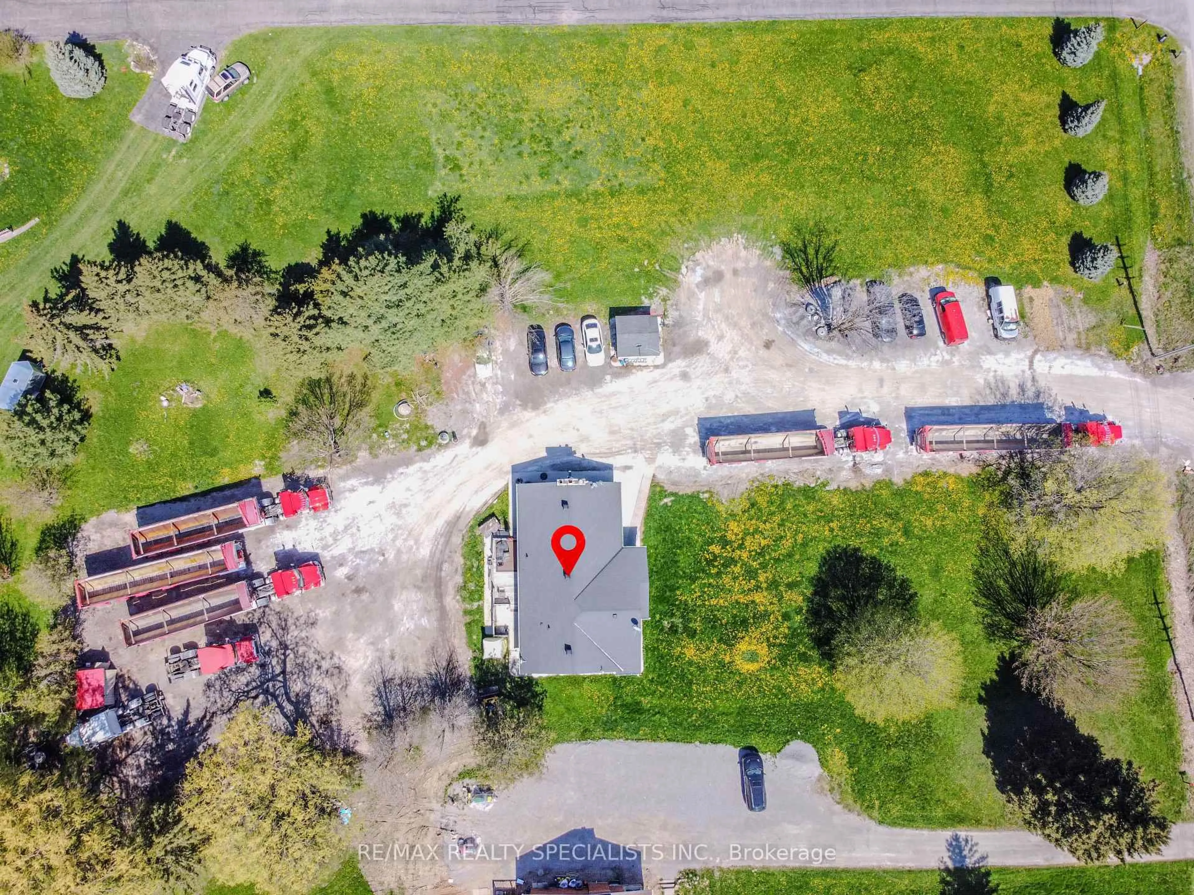 A pic from outside/outdoor area/front of a property/back of a property/a pic from drone, building for 10704 Trafalgar Rd, Halton Hills Ontario L7G 4S5
