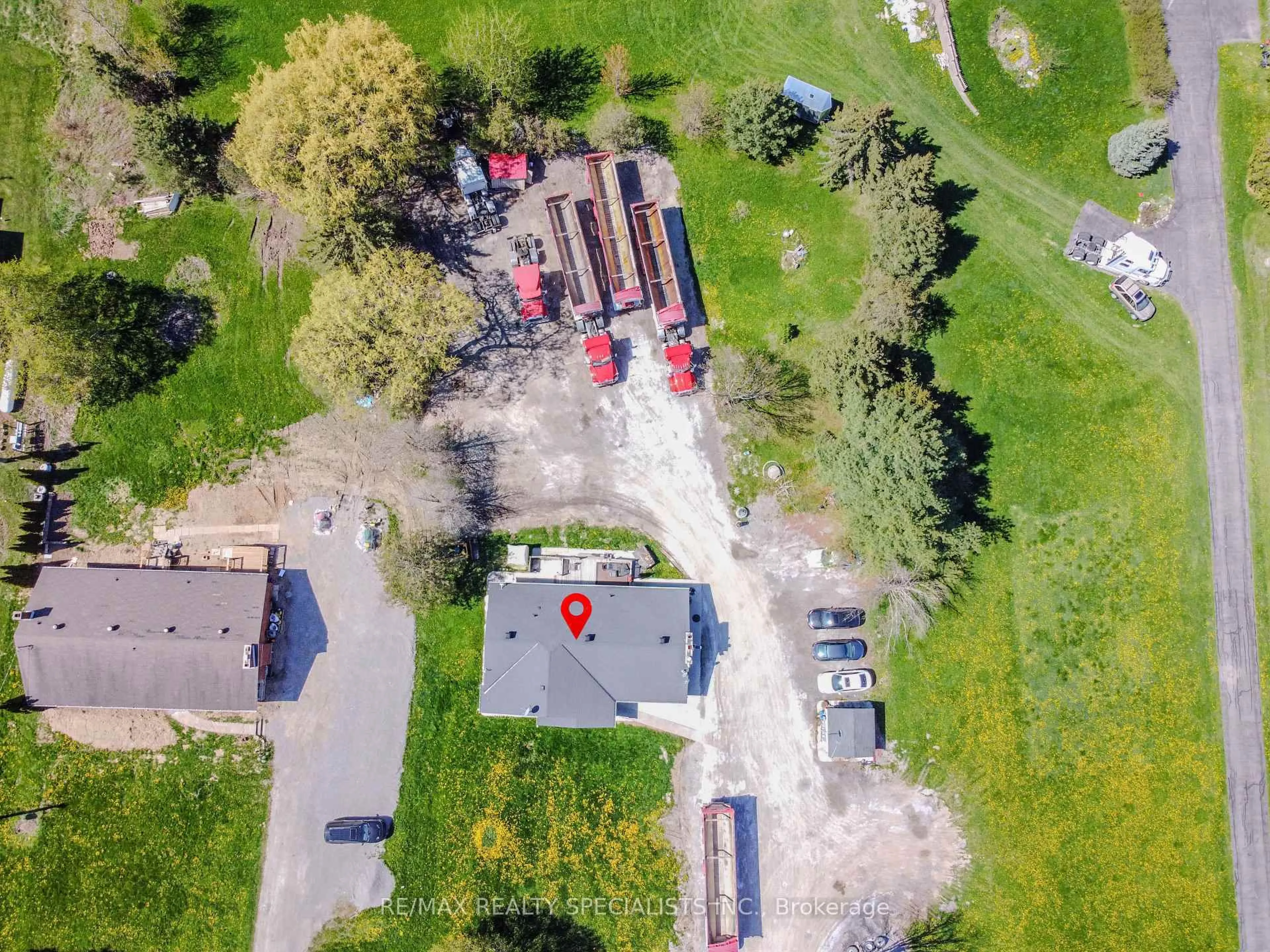 A pic from outside/outdoor area/front of a property/back of a property/a pic from drone, street for 10704 Trafalgar Rd, Halton Hills Ontario L7G 4S5