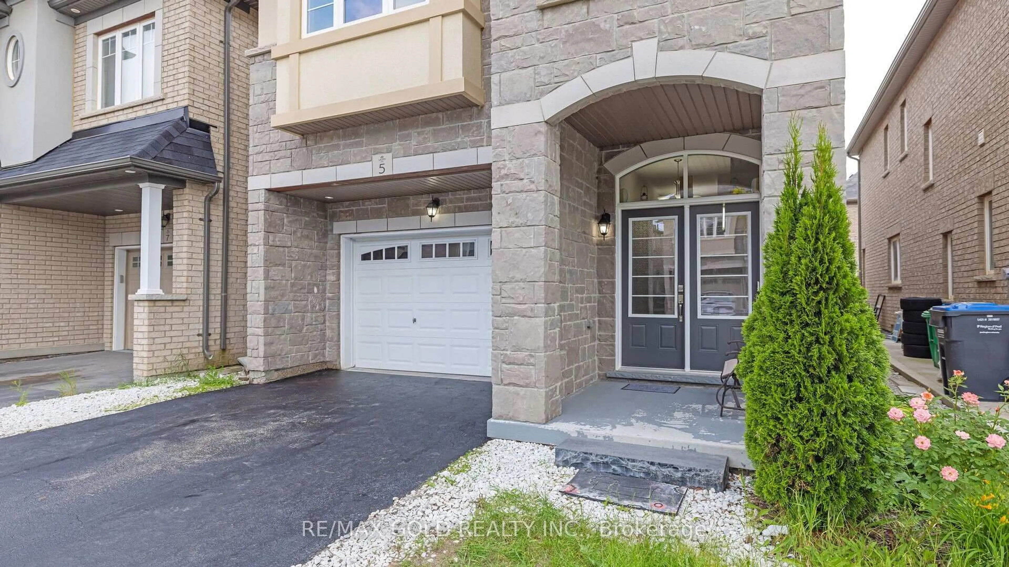 Indoor entryway for 5 Lola Cres, Brampton Ontario L7A 4J7