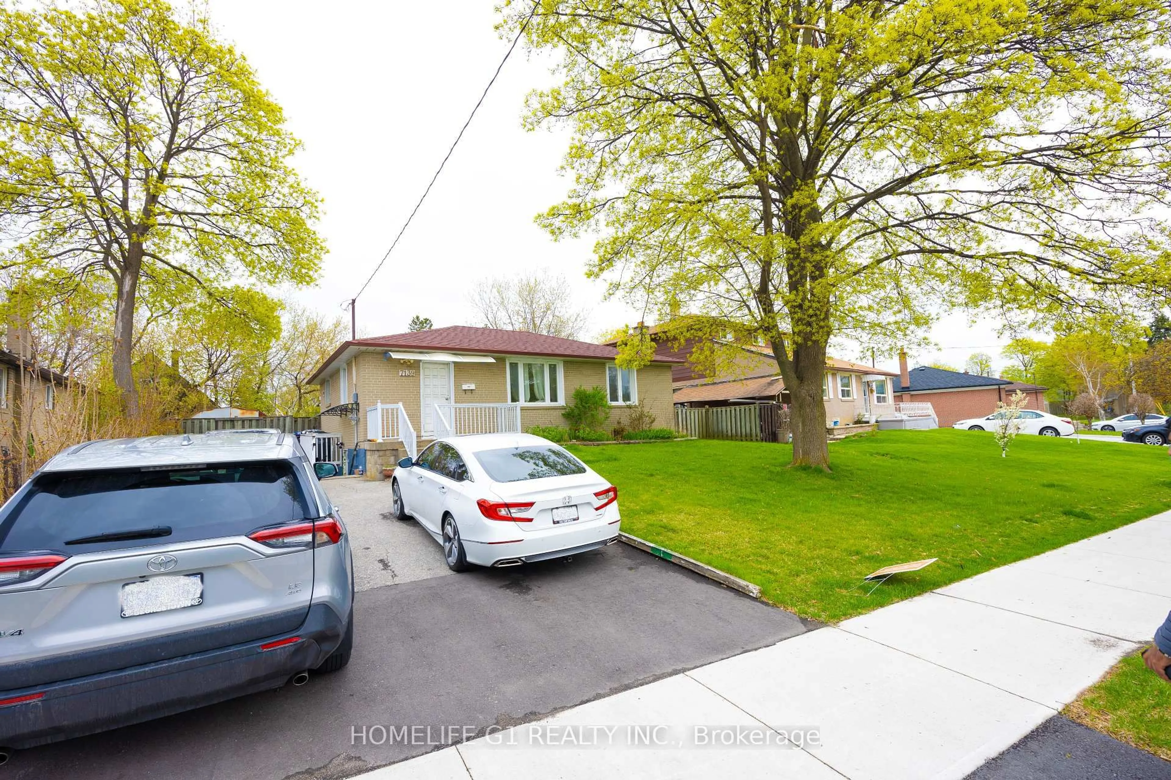 A pic from outside/outdoor area/front of a property/back of a property/a pic from drone, street for 7139 Justine Dr, Mississauga Ontario L4T 1M6
