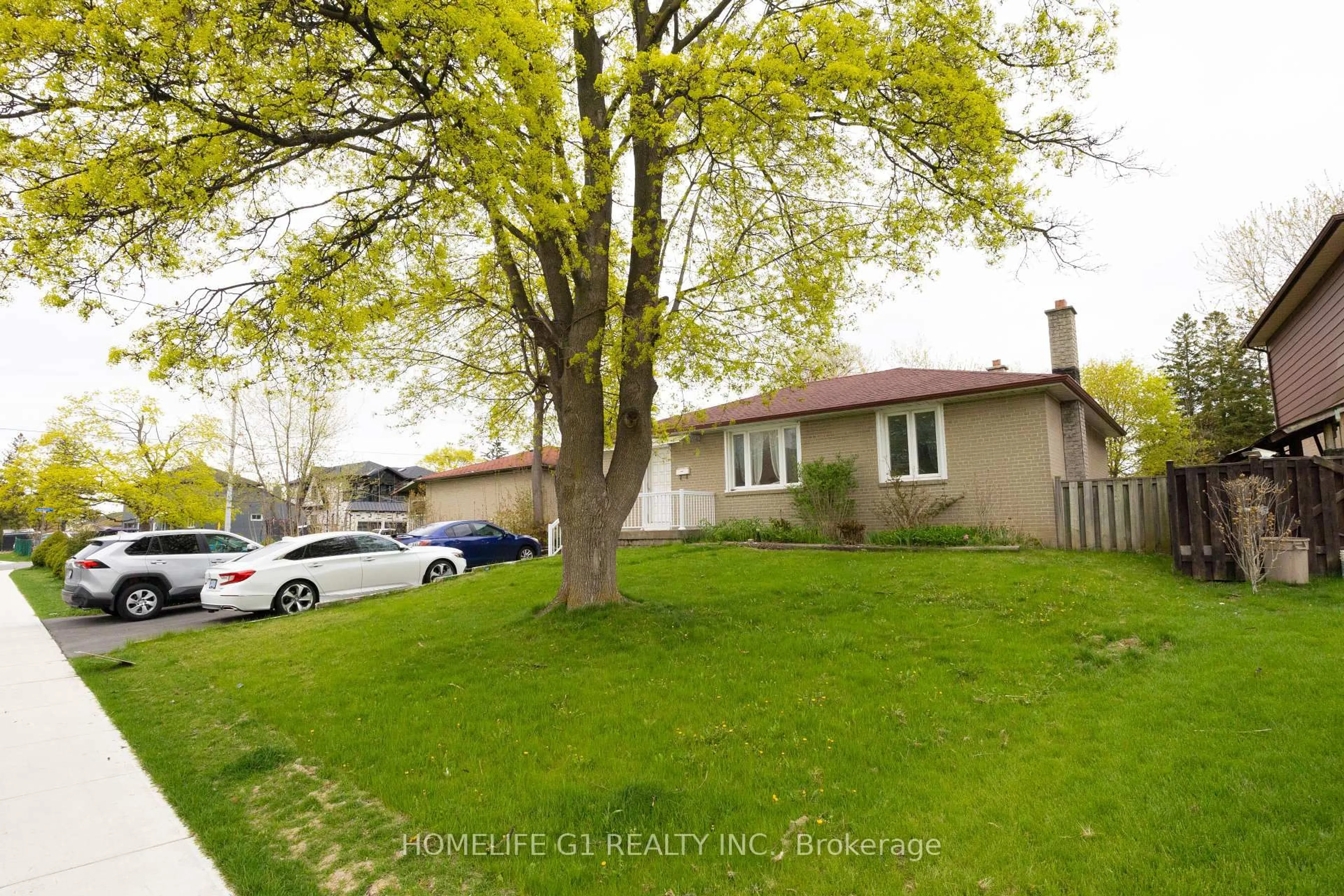 A pic from outside/outdoor area/front of a property/back of a property/a pic from drone, street for 7139 Justine Dr, Mississauga Ontario L4T 1M6