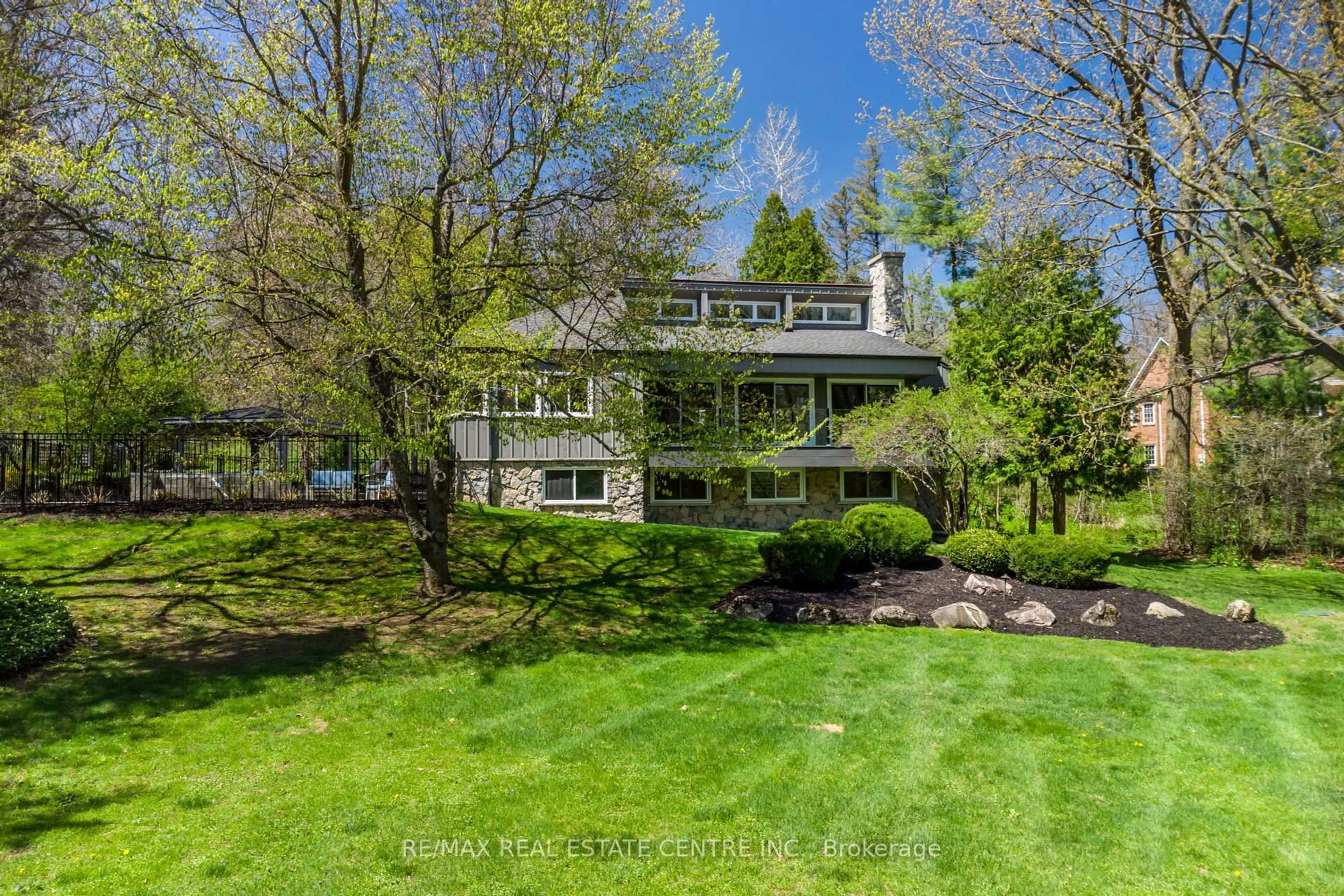 A pic from outside/outdoor area/front of a property/back of a property/a pic from drone, water/lake/river/ocean view for 6353 Mcniven Rd, Burlington Ontario L7P 0K1
