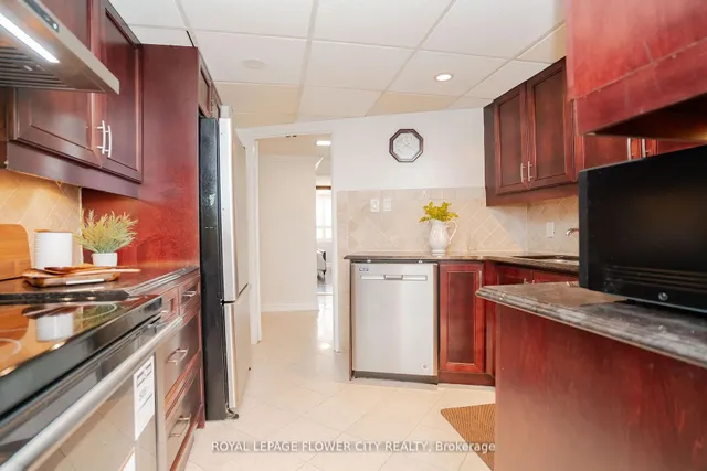 Additional property image - 3650 Kaneff Cres Unit 801