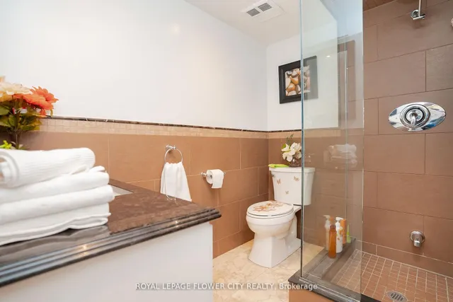 Additional property image - 3650 Kaneff Cres Unit 801
