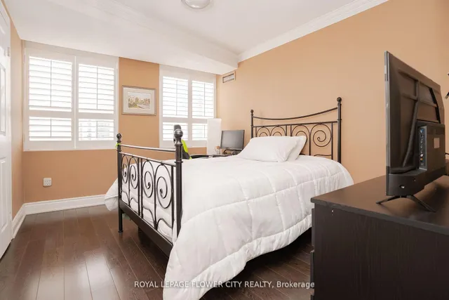 Additional property image - 3650 Kaneff Cres Unit 801