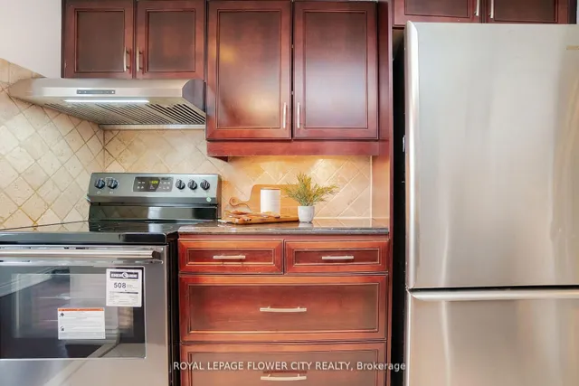 Additional property image - 3650 Kaneff Cres Unit 801