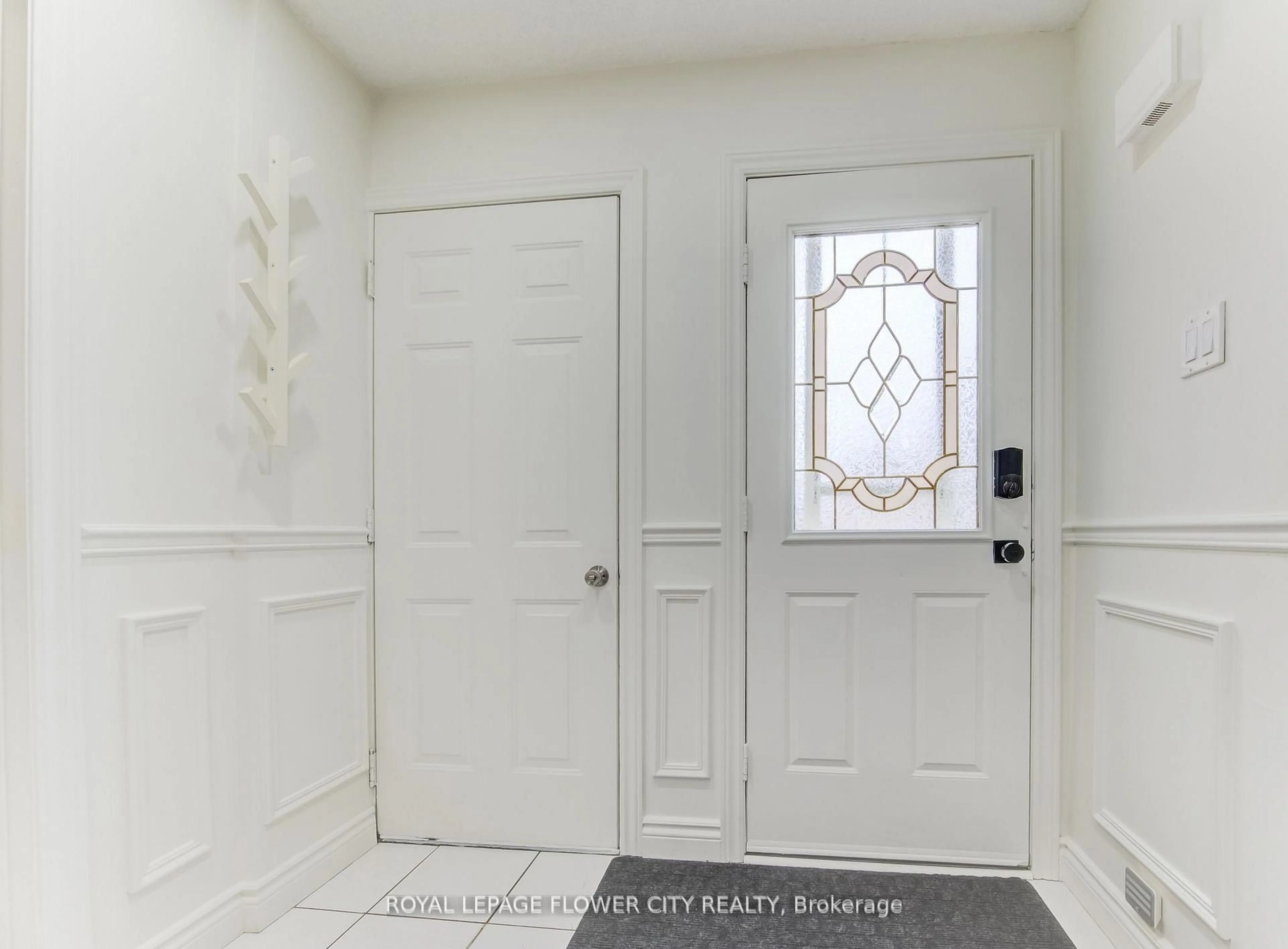 Indoor entryway for 23 Driftwood Cres, Brampton Ontario L6Z 2C3