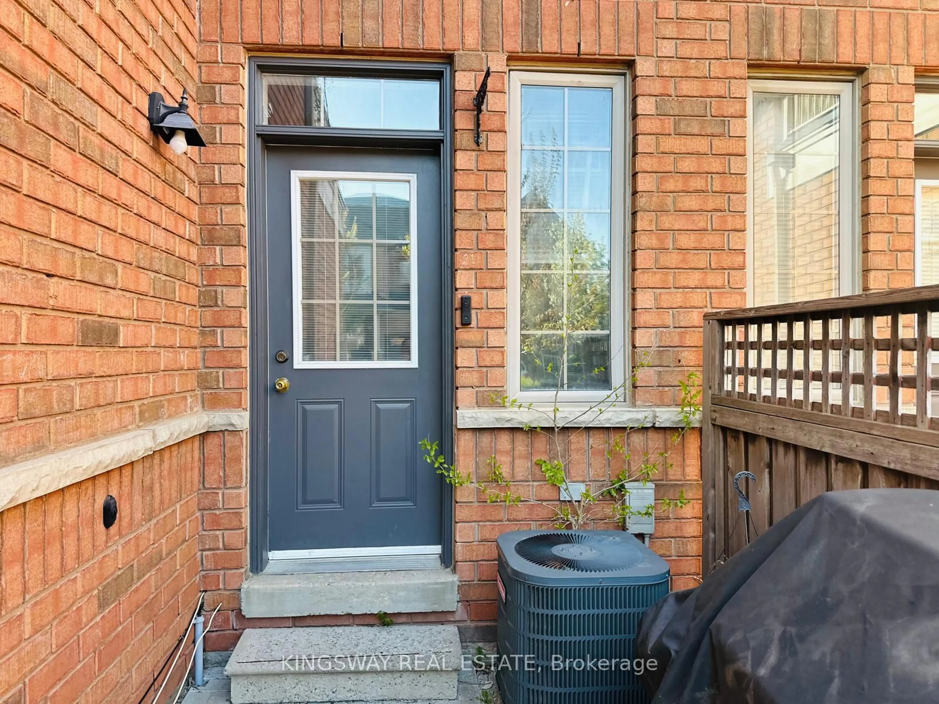 Home with brick exterior material, street for 1015 Galesway Blvd #21, Mississauga Ontario L5V 0A8