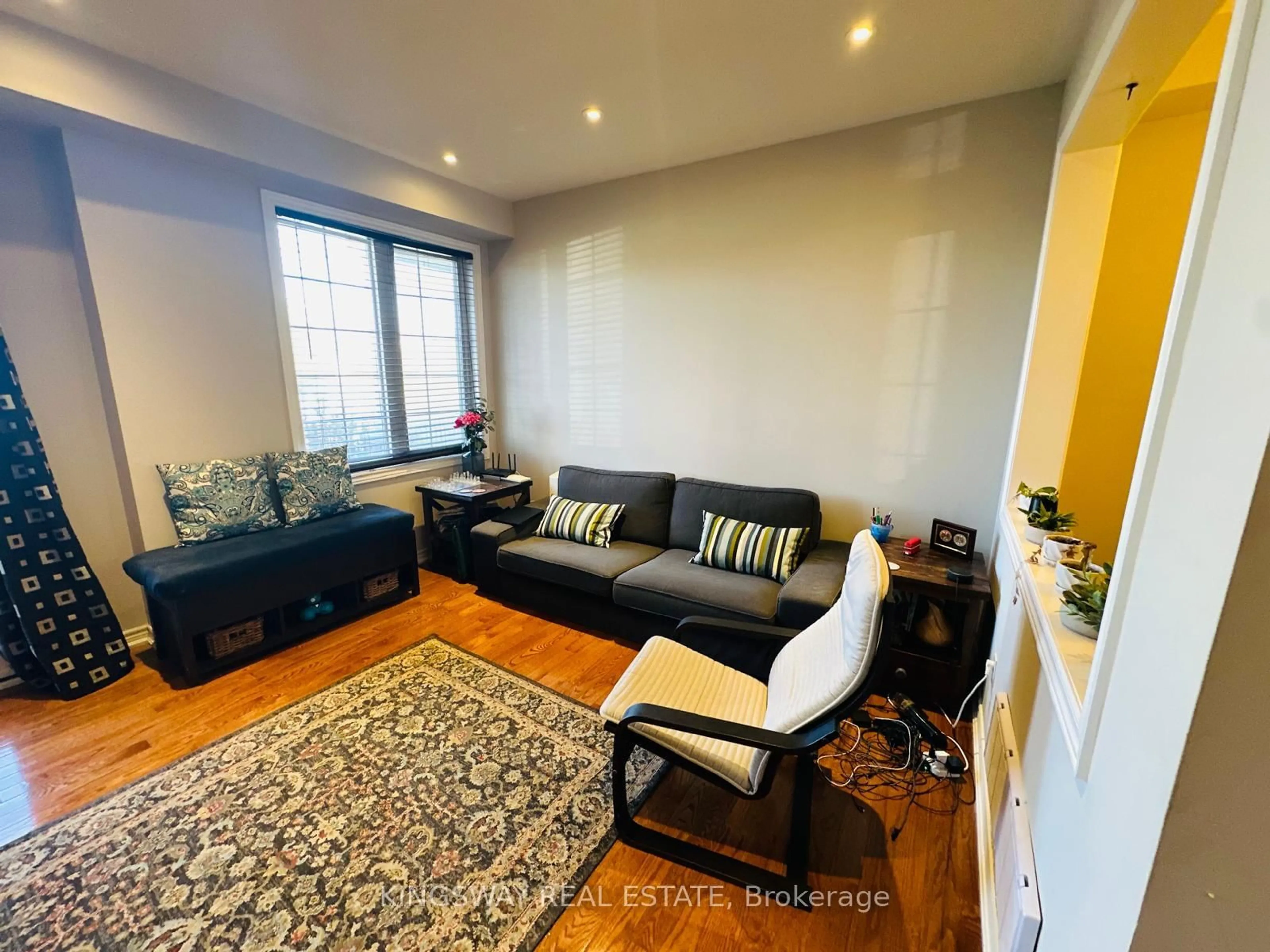 Living room with furniture, unknown for 1015 Galesway Blvd #21, Mississauga Ontario L5V 0A8