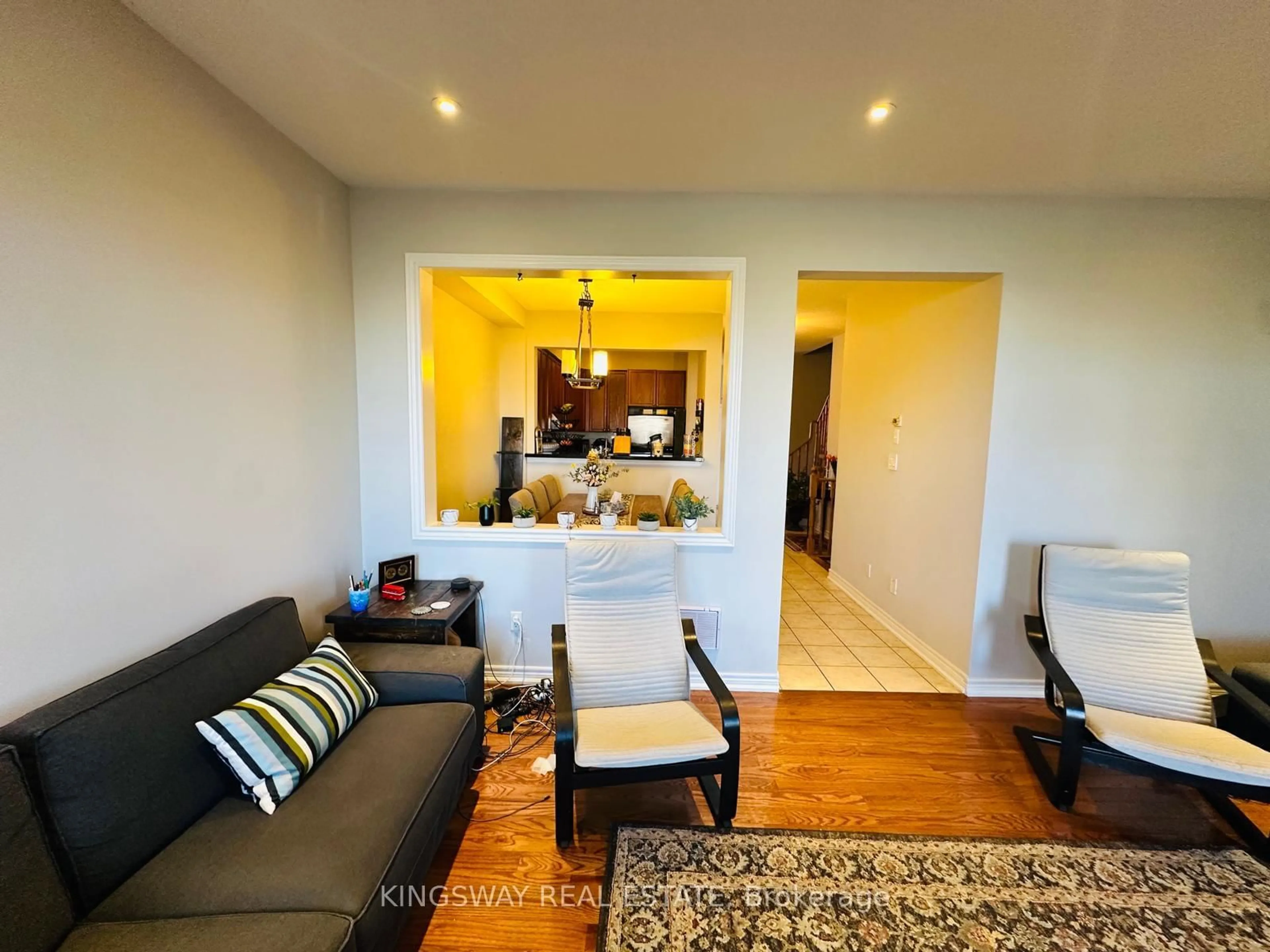 Living room with furniture, wood/laminate floor for 1015 Galesway Blvd #21, Mississauga Ontario L5V 0A8